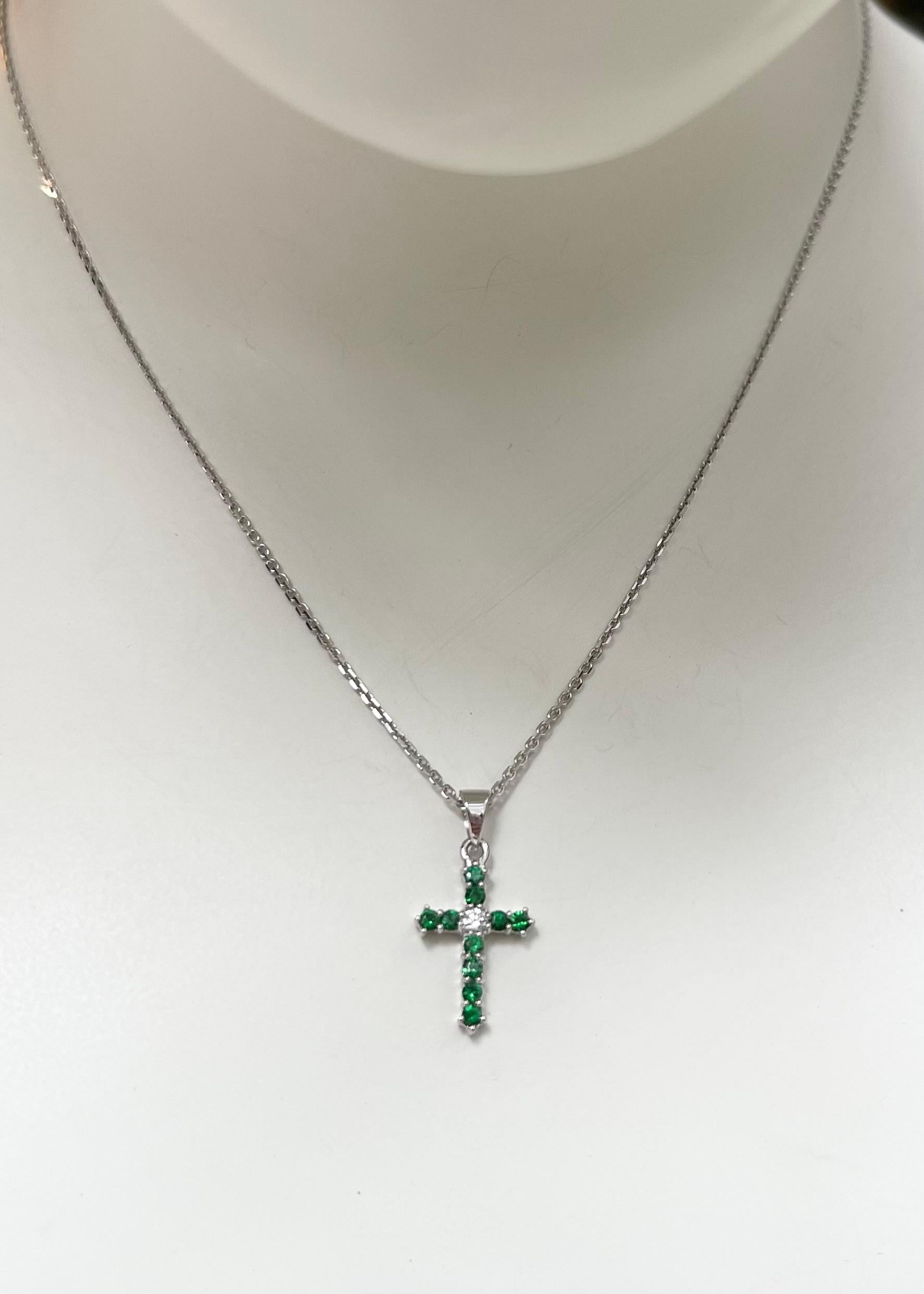 Ciondolo con tsavorite da 0,35 carati e diamante da 0,05 carati con montatura in oro bianco 18 carati
(catena non inclusa)

Larghezza: 1.2 cm 
Lunghezza: 2.1 cm
Peso totale: 1.09 grammi

