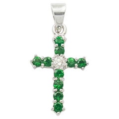 Tsavorit mit Diamant-Kreuz-Anhänger in 18 Karat Weißgold in Fassungen