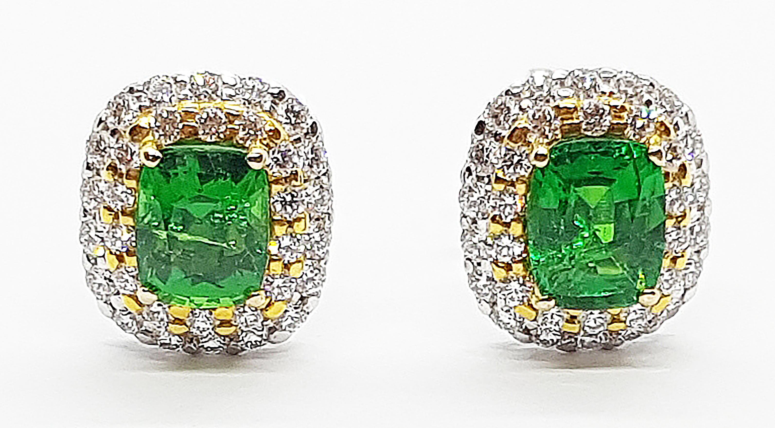 Tsavorite 2,91 carati con diamante 1,01 carati Orecchini con montatura in oro bianco 18 carati

Larghezza:  0.6 cm 
Lunghezza: 0.7 cm
Peso totale: 5.89 grammi

