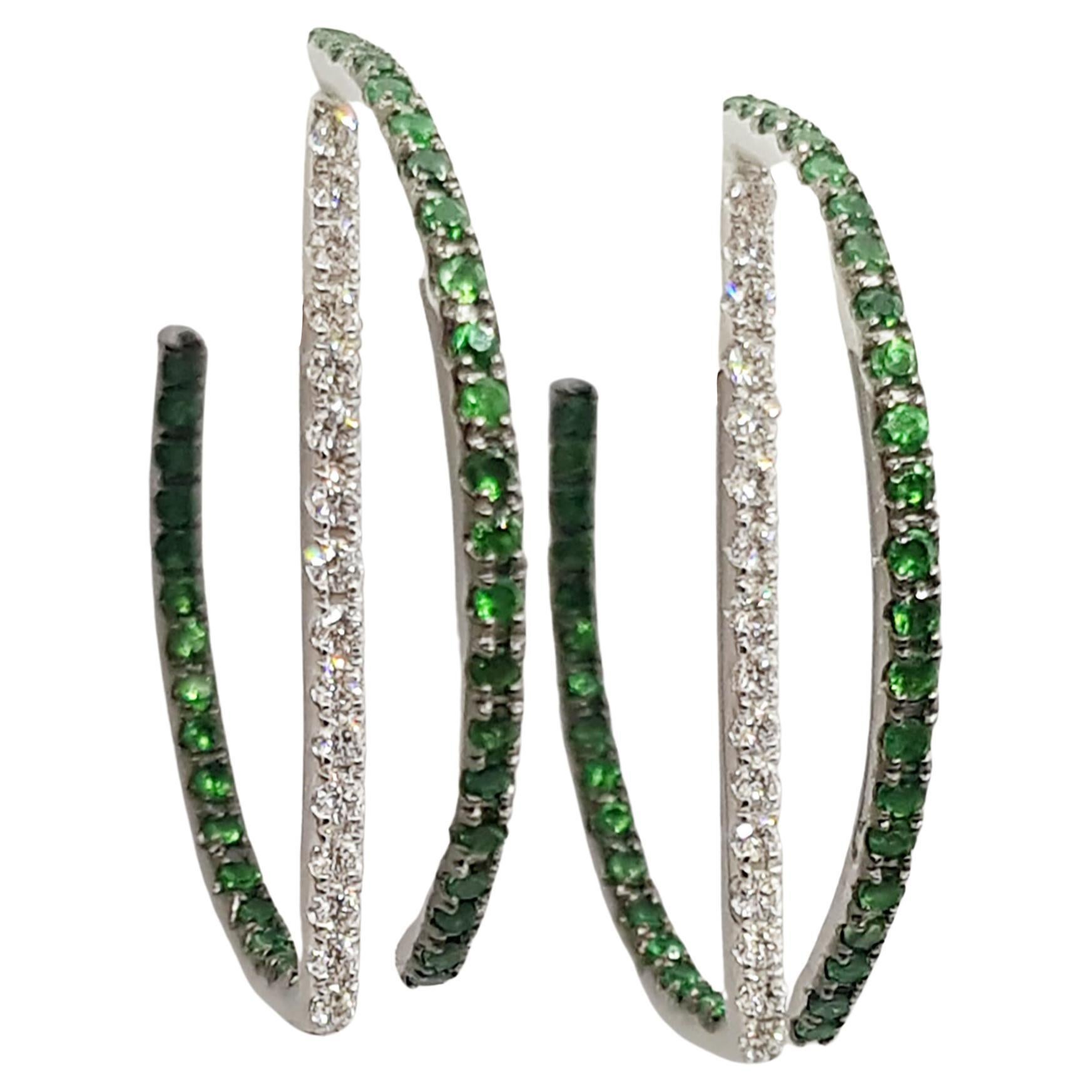 Boucles d'oreilles en tsavorite et diamants serties dans des montures en or blanc 18 carats