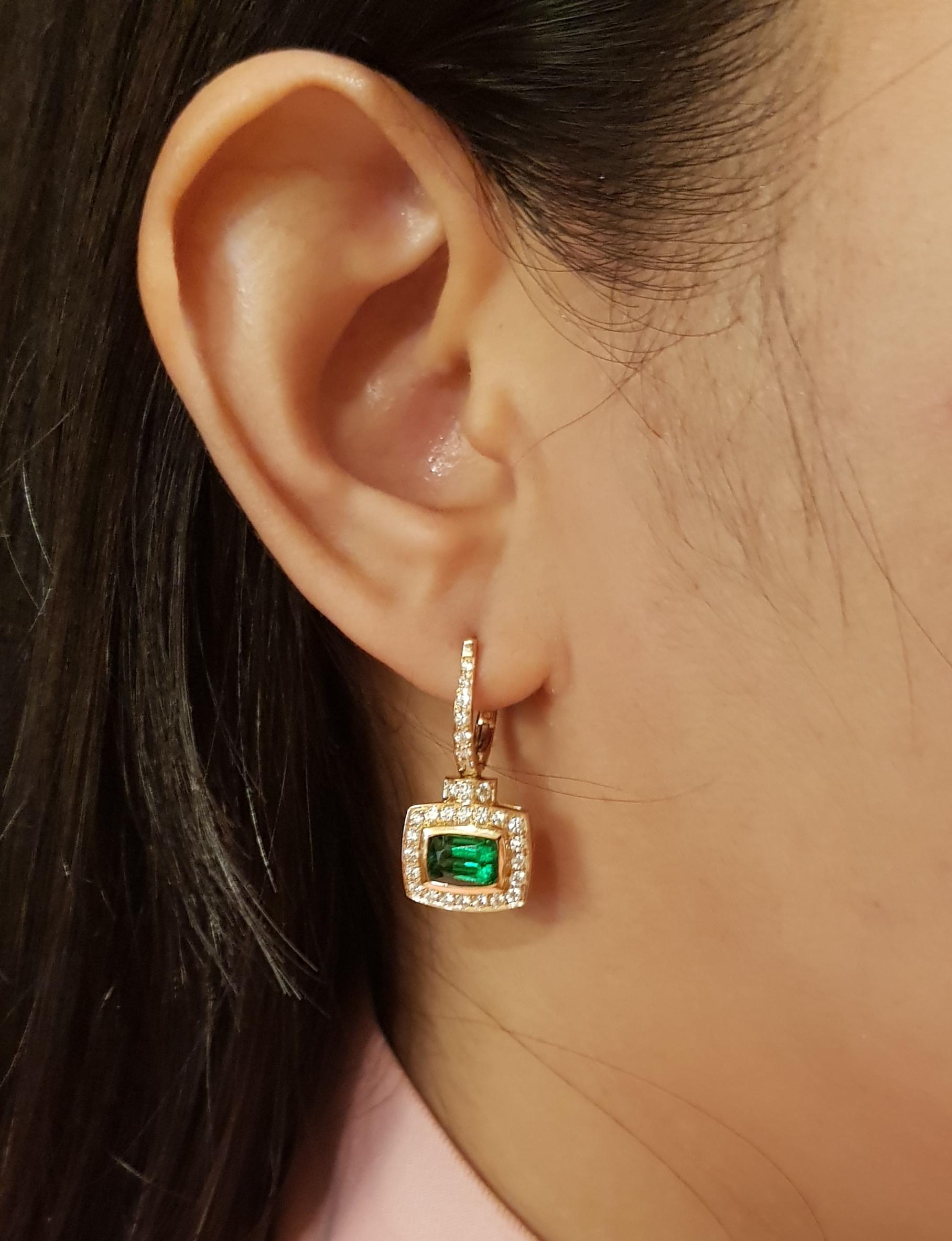 Boucles d'oreilles Tsavorite 3.22 carats et Diamant 0.71 carat en or rose 18K

Largeur : 1.3 cm 
Longueur : 2.7 cm
Poids total : 6,73 grammes

