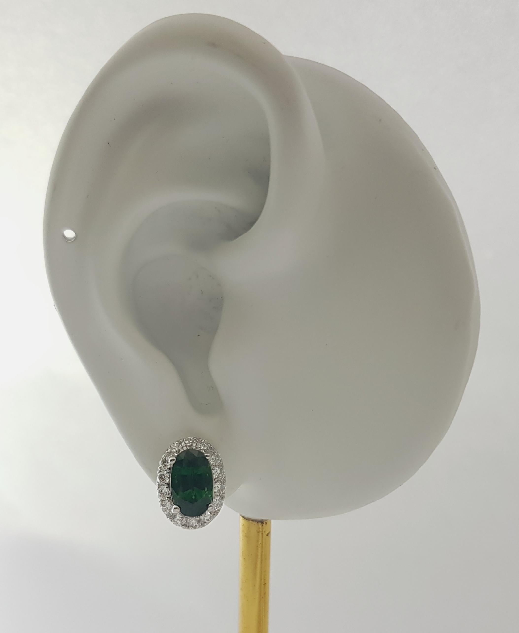 Tsavorit 2,81 Karat mit Diamant 0,70 Karat Ohrringe in 18K Weißgoldfassung

Breite: 0.9 cm 
Länge: 1,2 cm
Gesamtgewicht: 4.51 Gramm

