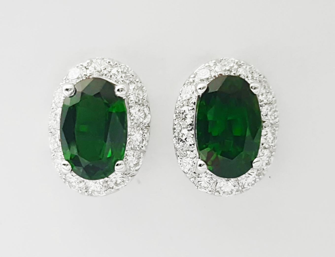 Tsavorit mit Diamant-Ohrringen in 18K Weißgold-Fassung (Zeitgenössisch) im Angebot