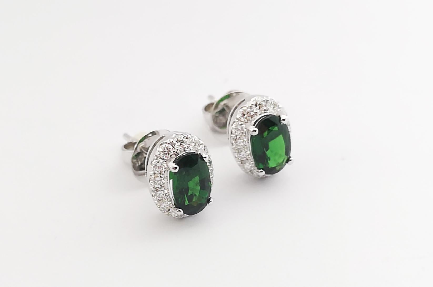 Tsavorit mit Diamant-Ohrringen in 18K Weißgold-Fassung (Ovalschliff) im Angebot