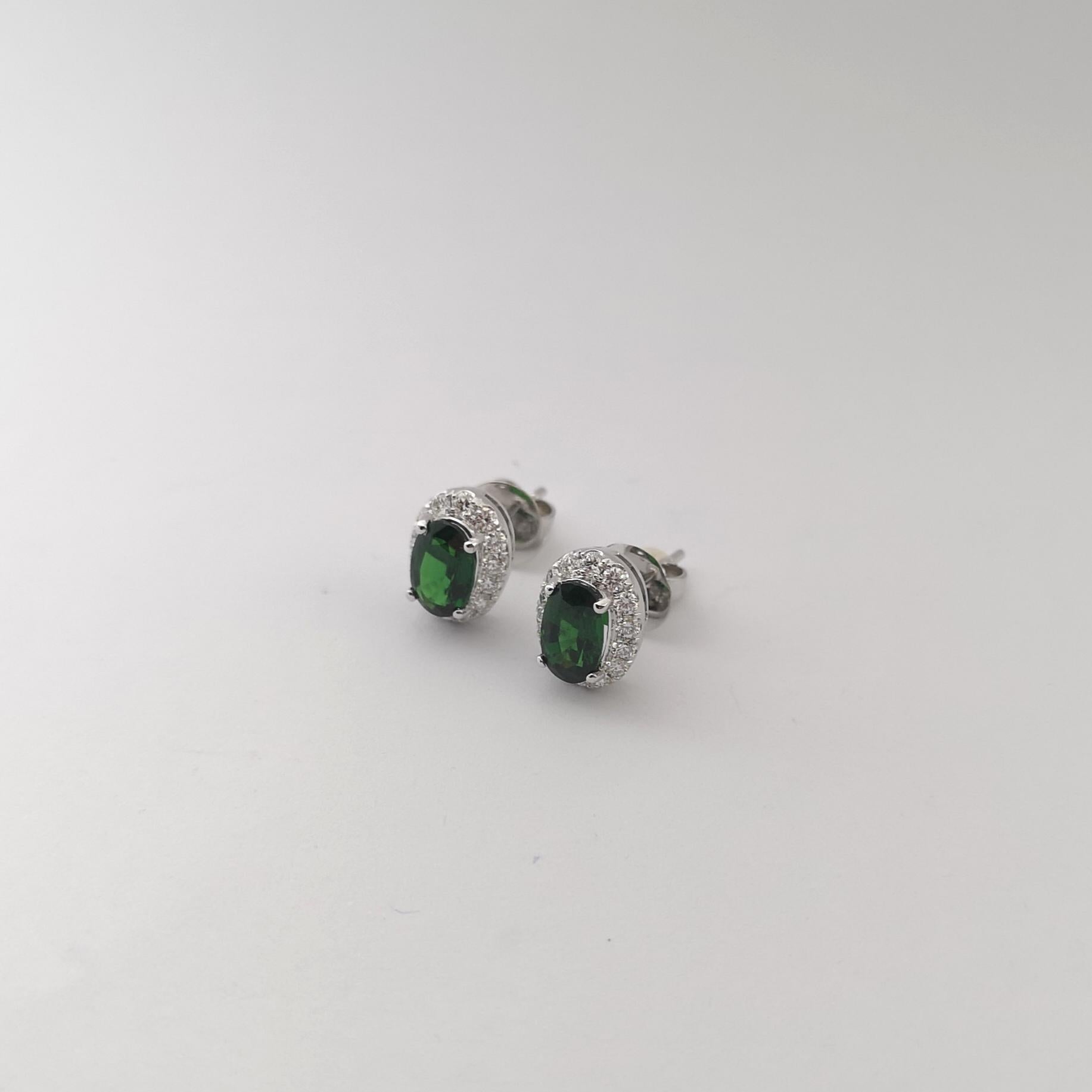 Tsavorit mit Diamant-Ohrringen in 18K Weißgold-Fassung im Zustand „Neu“ im Angebot in Bangkok, TH