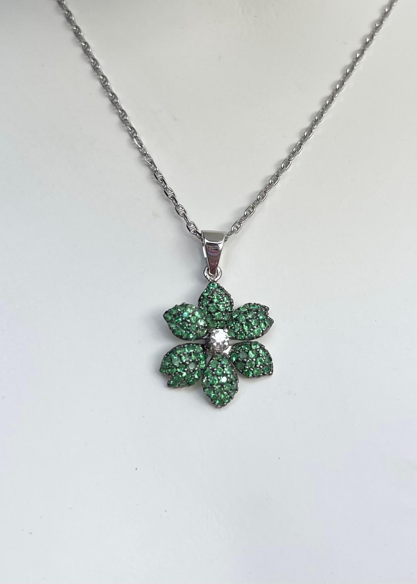 Tsavorite 0,97 carat et diamant 0,06 carat Pendentif en or blanc 18 carats
(chaîne non incluse)

Largeur : 1.7 cm 
Longueur : 2,6 cm
Poids total : 2.06 grammes

