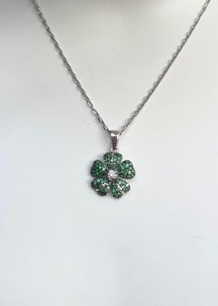 Colgante de tsavorita con flor de diamantes engastada en oro blanco de 18 quilates