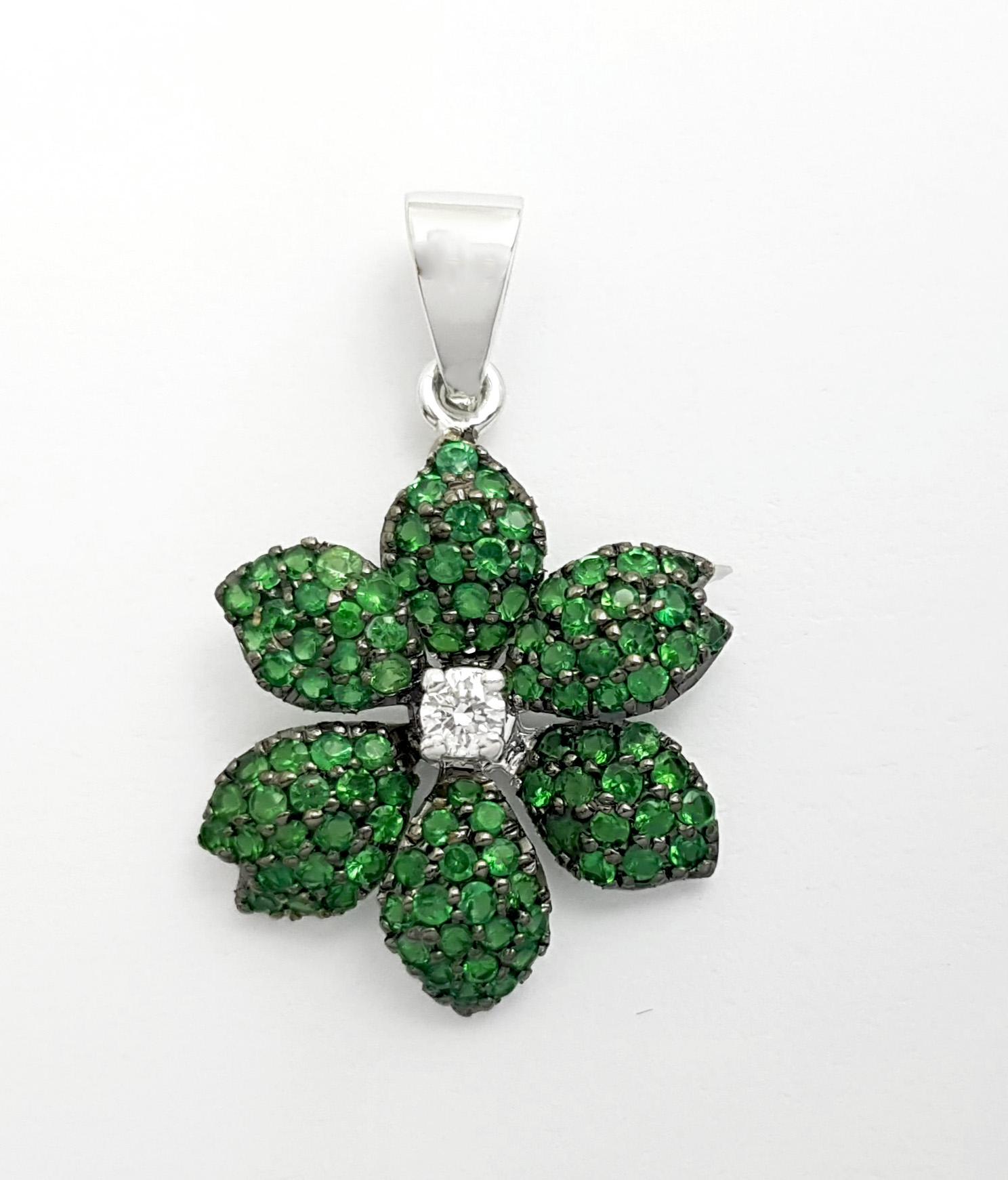 Contemporain Pendentif fleur en tsavorite et diamants serti dans des montures en or blanc 18 carats en vente
