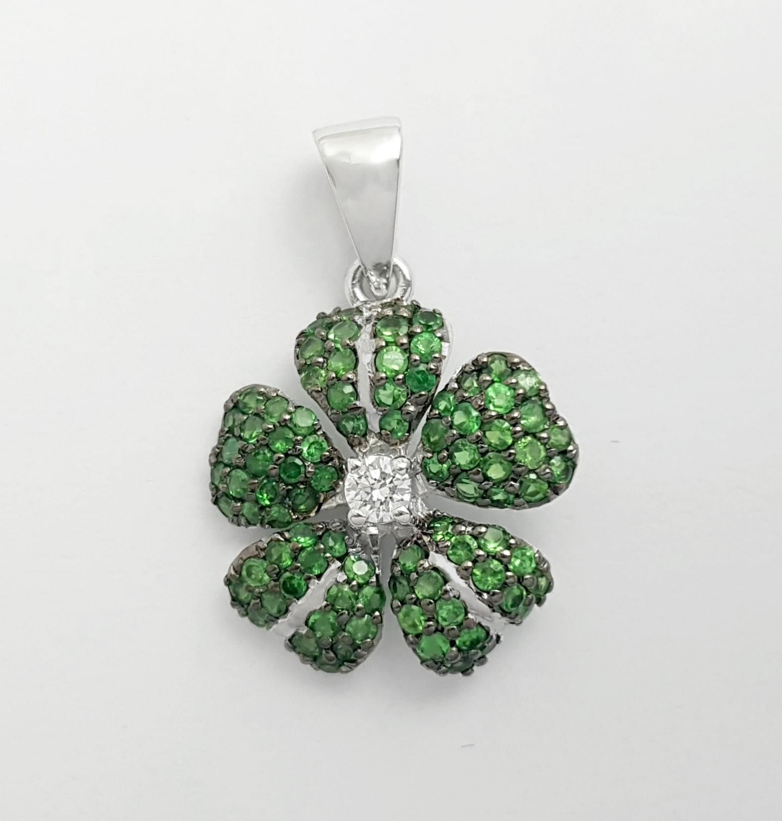 Contemporain Pendentif fleur en tsavorite et diamants serti dans des montures en or blanc 18 carats en vente