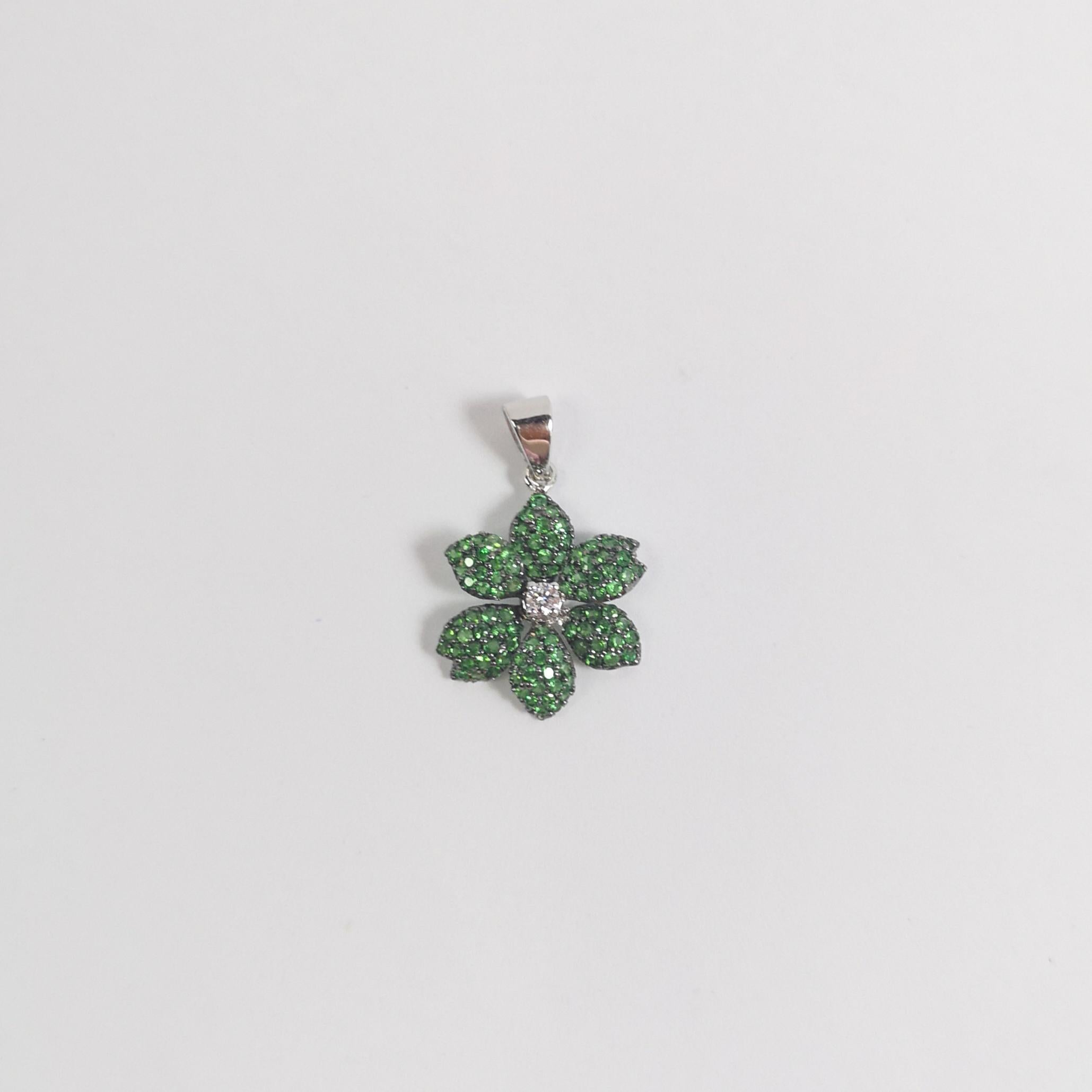 Taille brillant Pendentif fleur en tsavorite et diamants serti dans des montures en or blanc 18 carats en vente