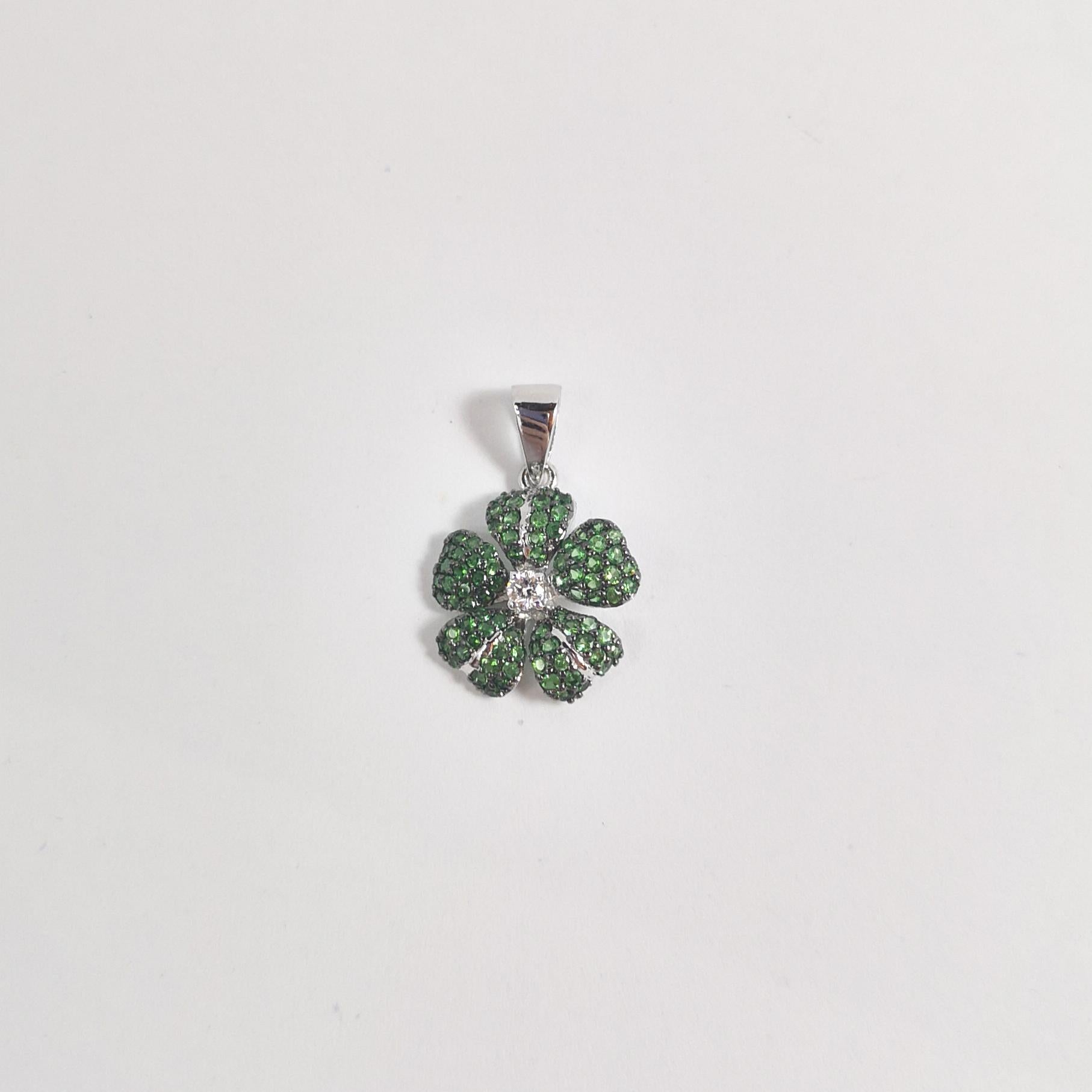Taille brillant Pendentif fleur en tsavorite et diamants serti dans des montures en or blanc 18 carats en vente