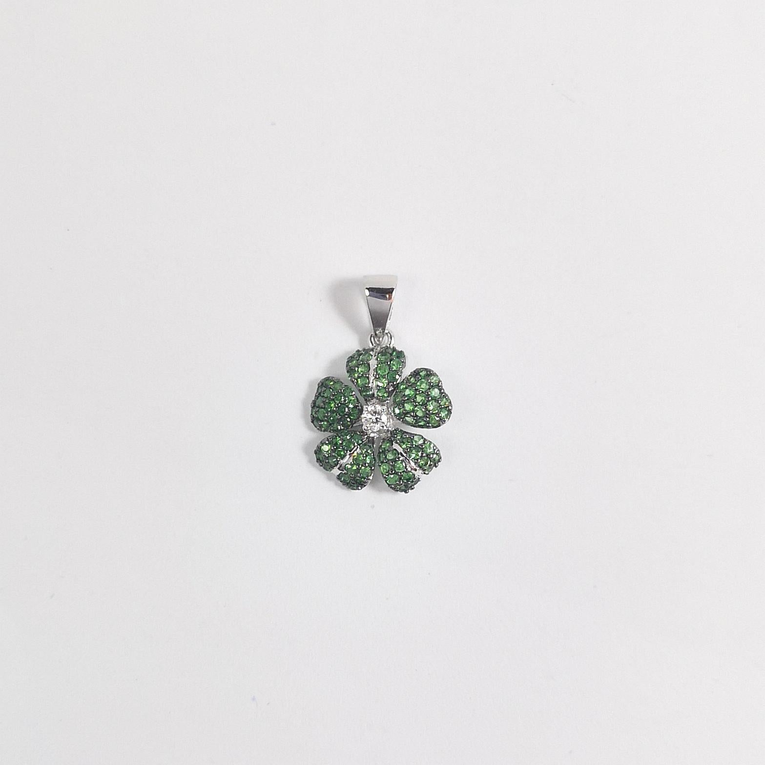 Pendentif fleur en tsavorite et diamants serti dans des montures en or blanc 18 carats Neuf - En vente à Bangkok, TH