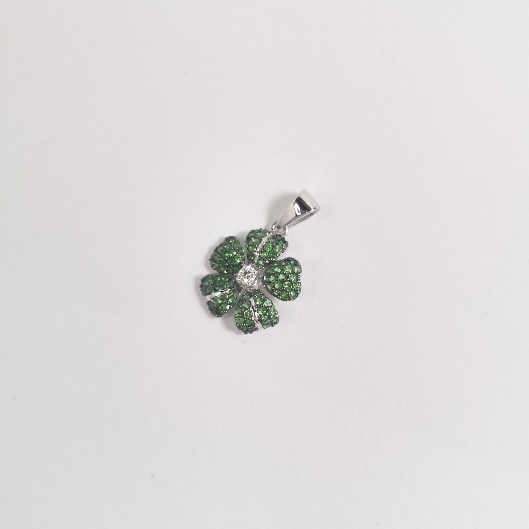 Pendentif fleur en tsavorite et diamants serti dans des montures en or blanc 18 carats Pour femmes en vente