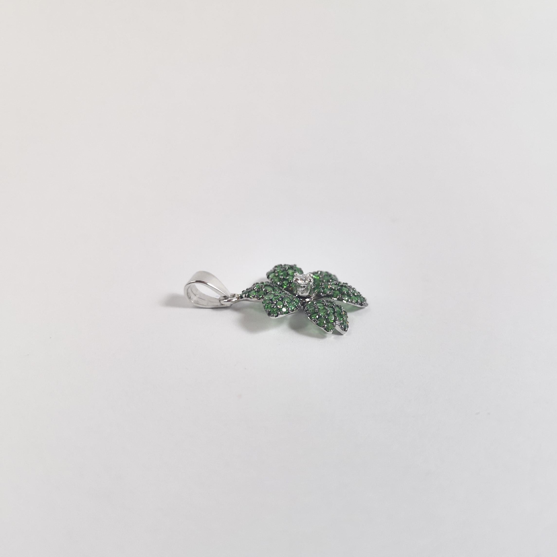 Pendentif fleur en tsavorite et diamants serti dans des montures en or blanc 18 carats en vente 1