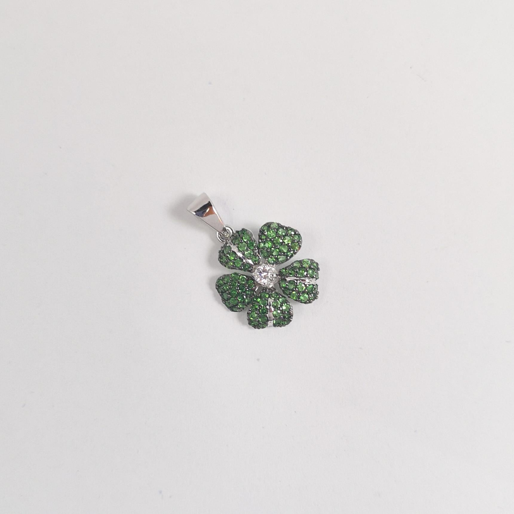 Pendentif fleur en tsavorite et diamants serti dans des montures en or blanc 18 carats en vente 1