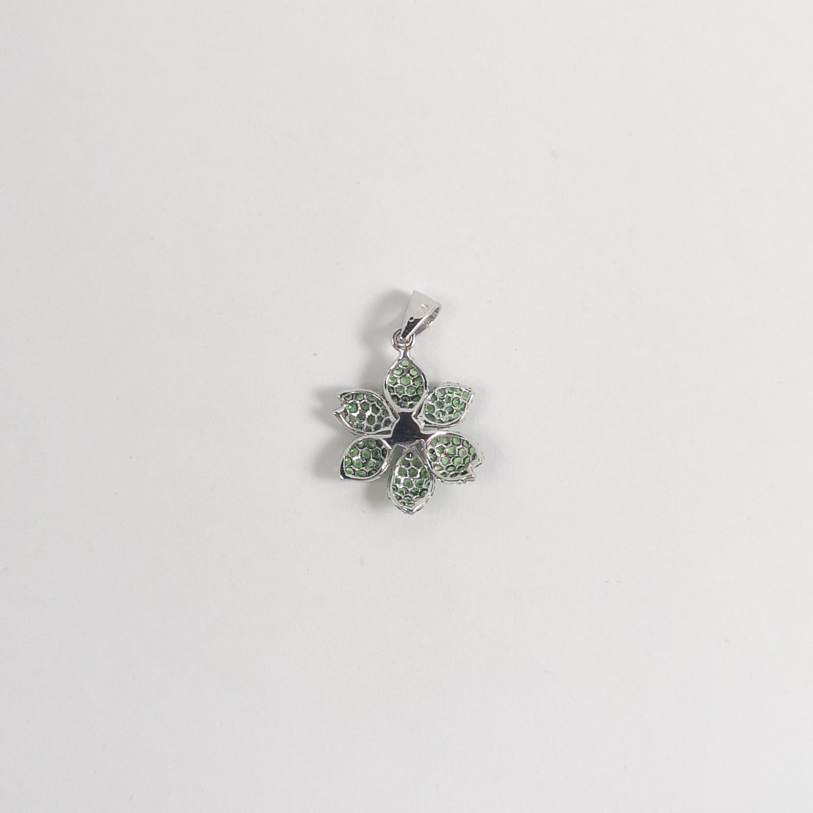 Pendentif fleur en tsavorite et diamants serti dans des montures en or blanc 18 carats en vente 2