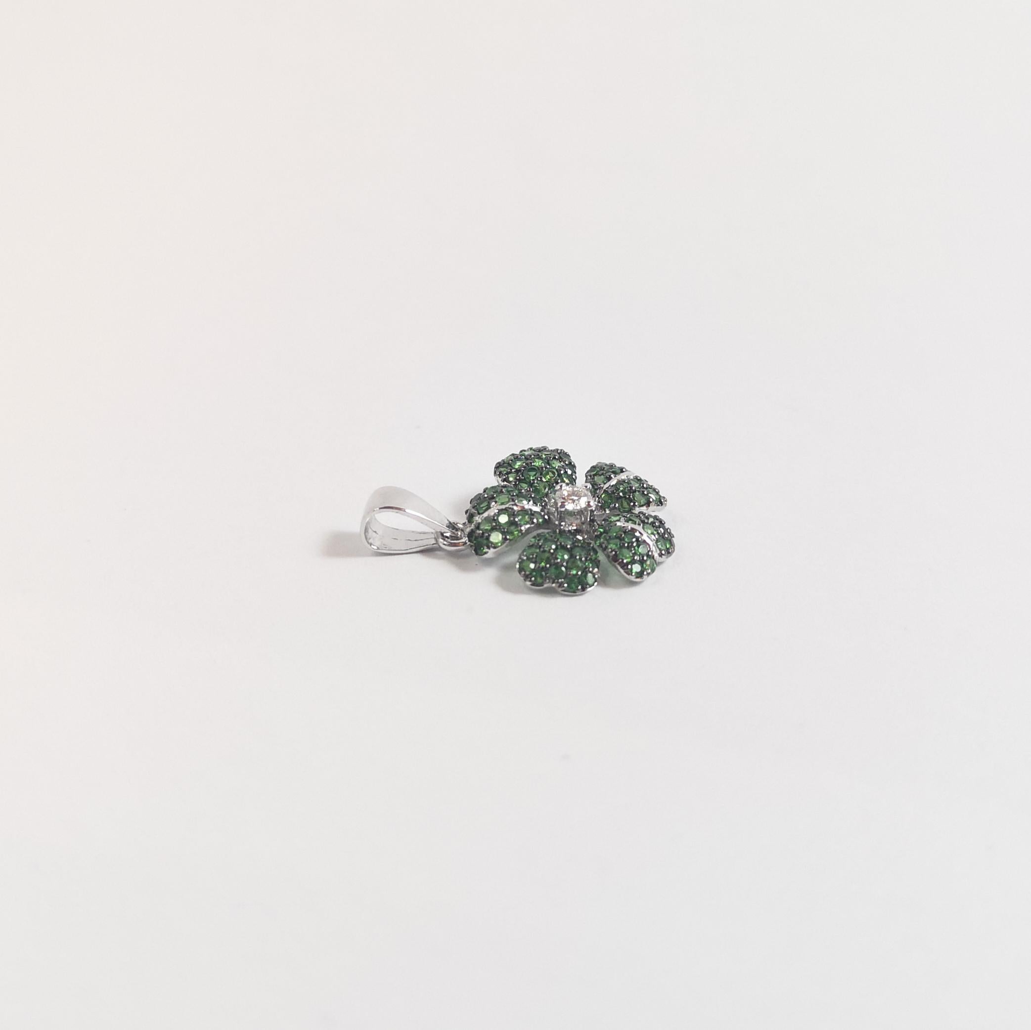 Pendentif fleur en tsavorite et diamants serti dans des montures en or blanc 18 carats en vente 2