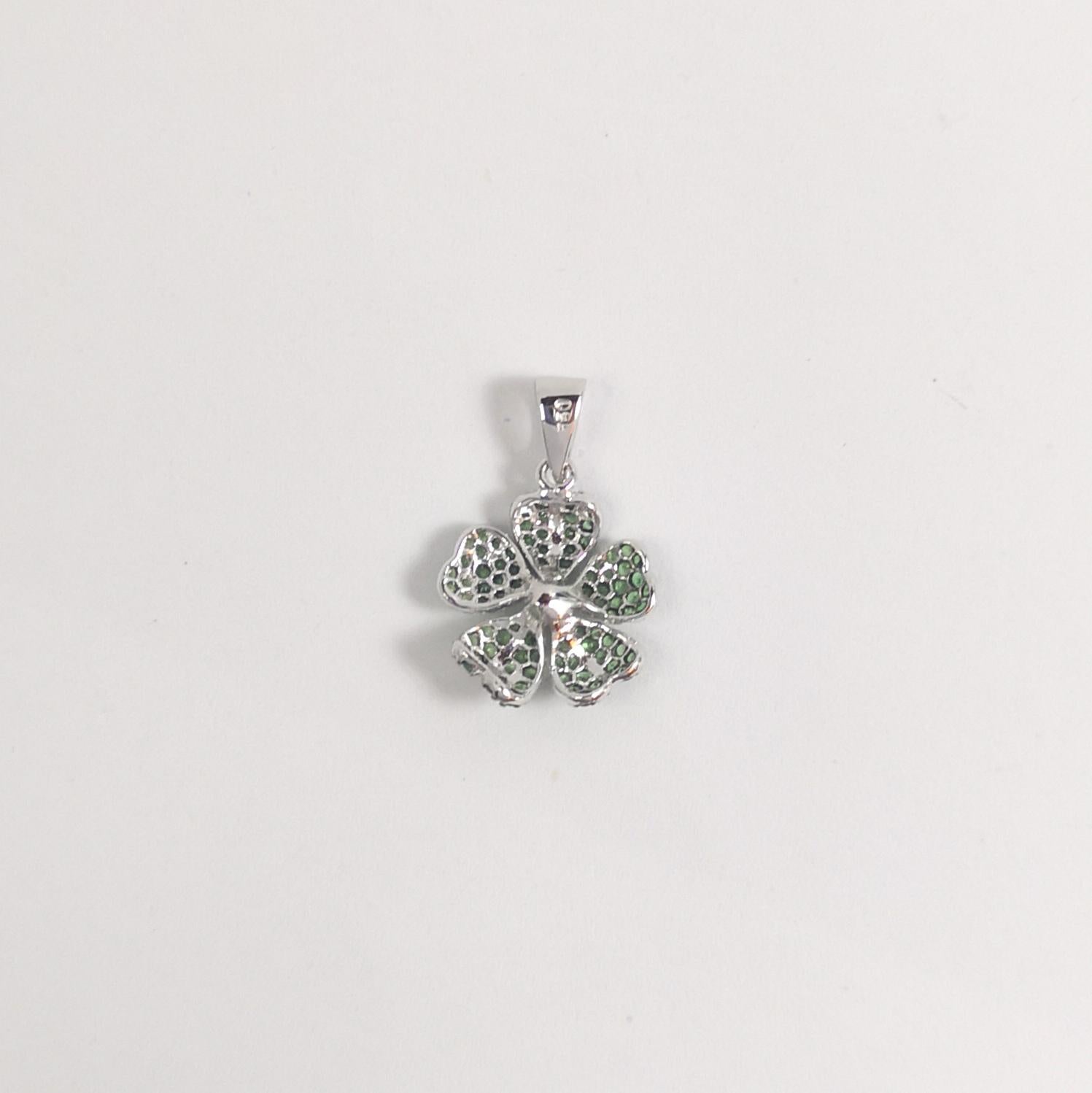 Pendentif fleur en tsavorite et diamants serti dans des montures en or blanc 18 carats en vente 3