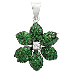 Tsavorit mit Diamant-Blumenanhänger aus 18 Karat Weißgold in Fassungen