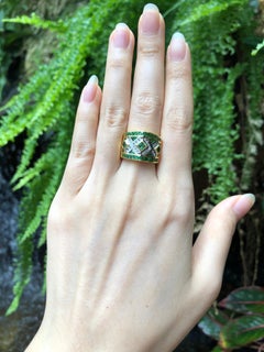 Anello con tsavorite e diamanti incastonati in oro 18 carati