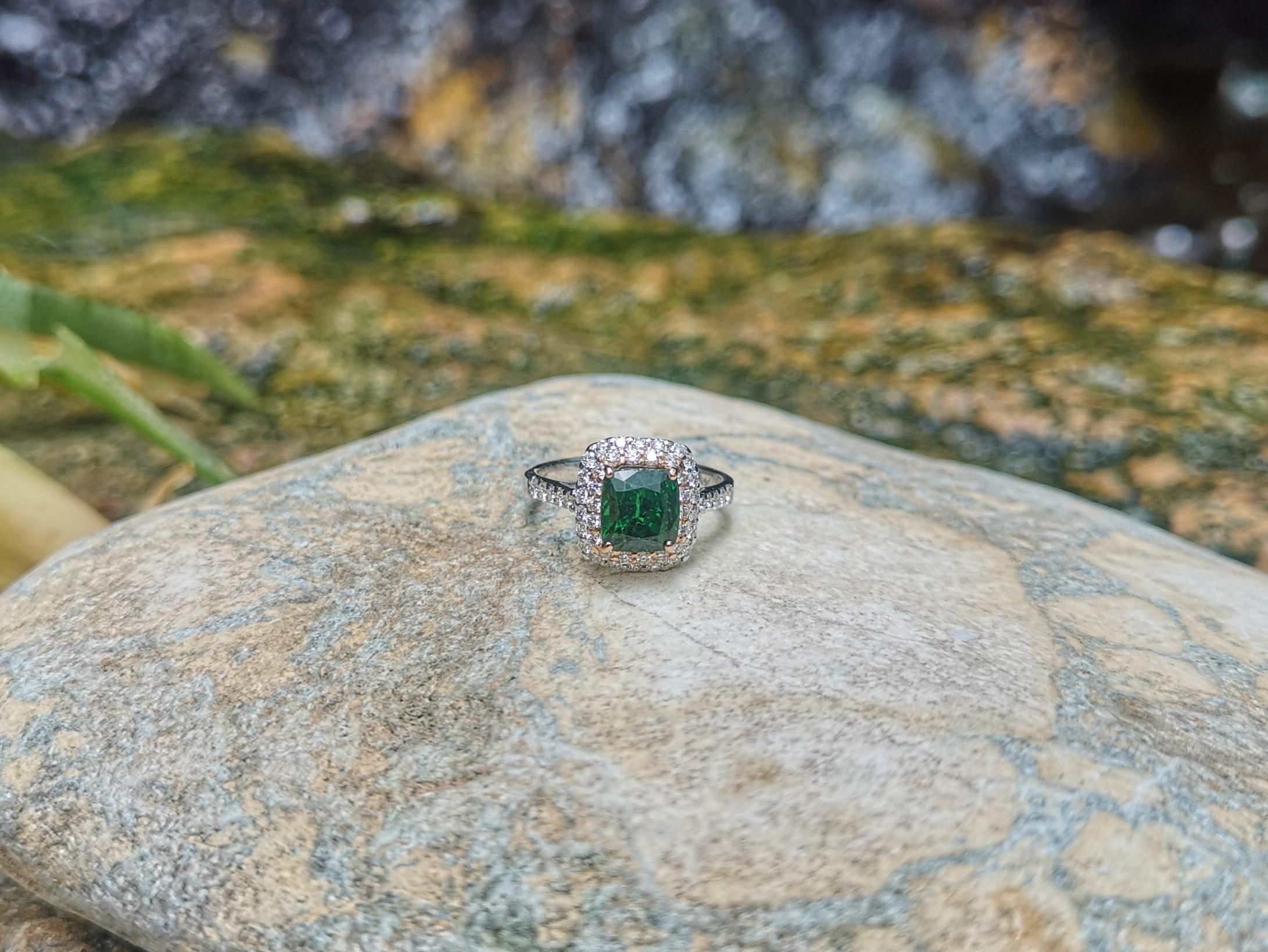 Tsavorit mit Diamantring in 18 Karat Weißgold gefasst im Angebot 9