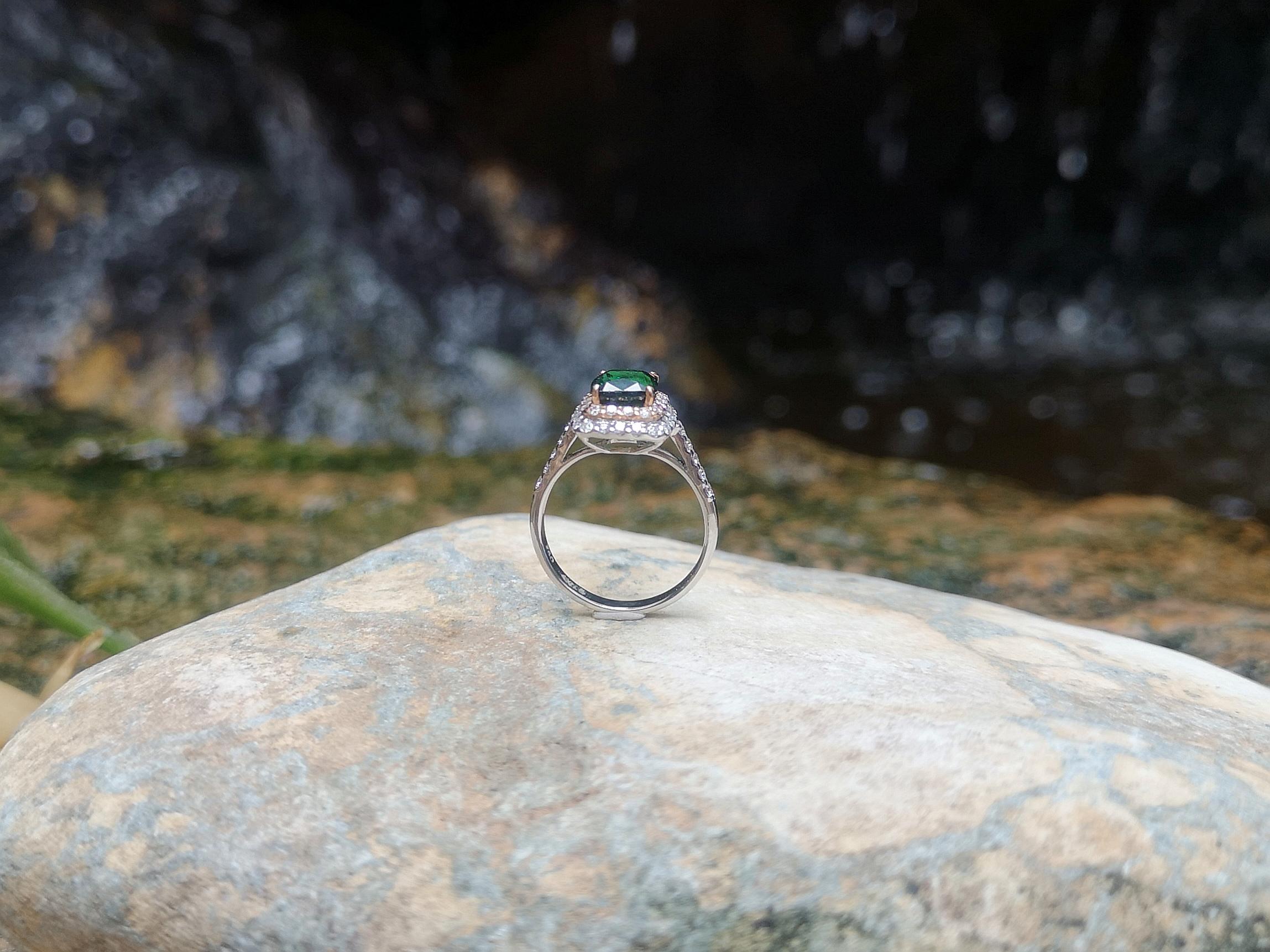 Tsavorit mit Diamantring in 18 Karat Weißgold gefasst im Angebot 12