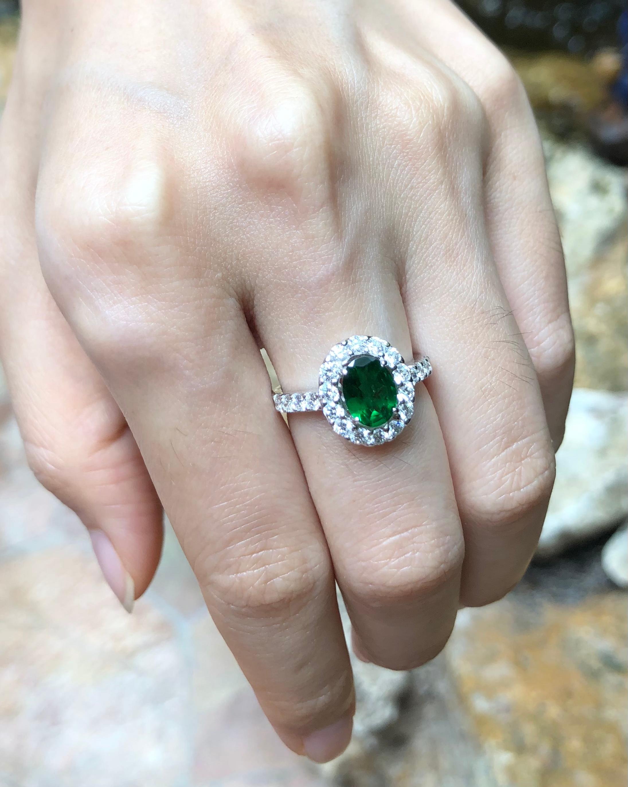 Tsavorit 1,0 Karat mit Diamant 0,70 Karat Ring in 18 Karat Weißgold gefasst

Breite:  1,0 cm 
Länge:  1,2 cm
Ringgröße: 51
Gesamtgewicht: 3,75 Gramm

Tsavorit
Breite:  0,6 cm 
Länge:  0.8 cm

