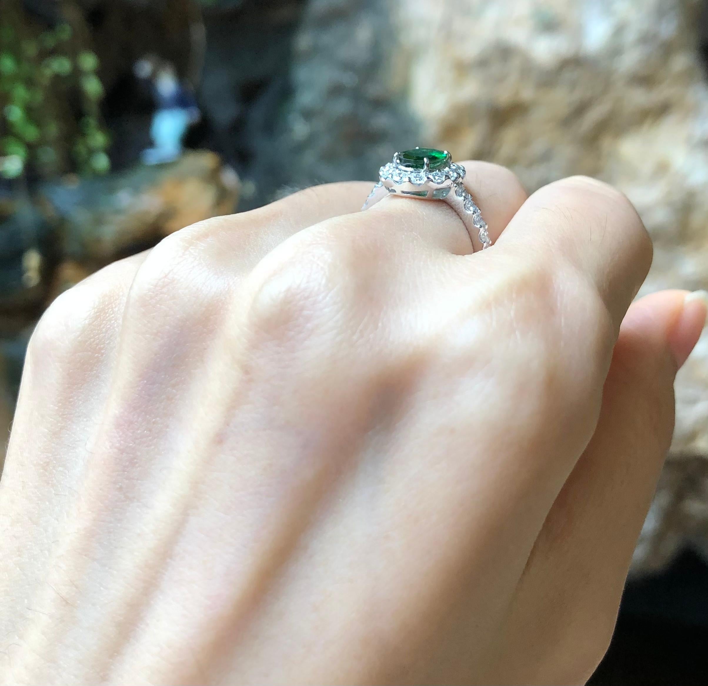 Tsavorit mit Diamantring aus 18 Karat Weißgold in Fassungen (Zeitgenössisch) im Angebot