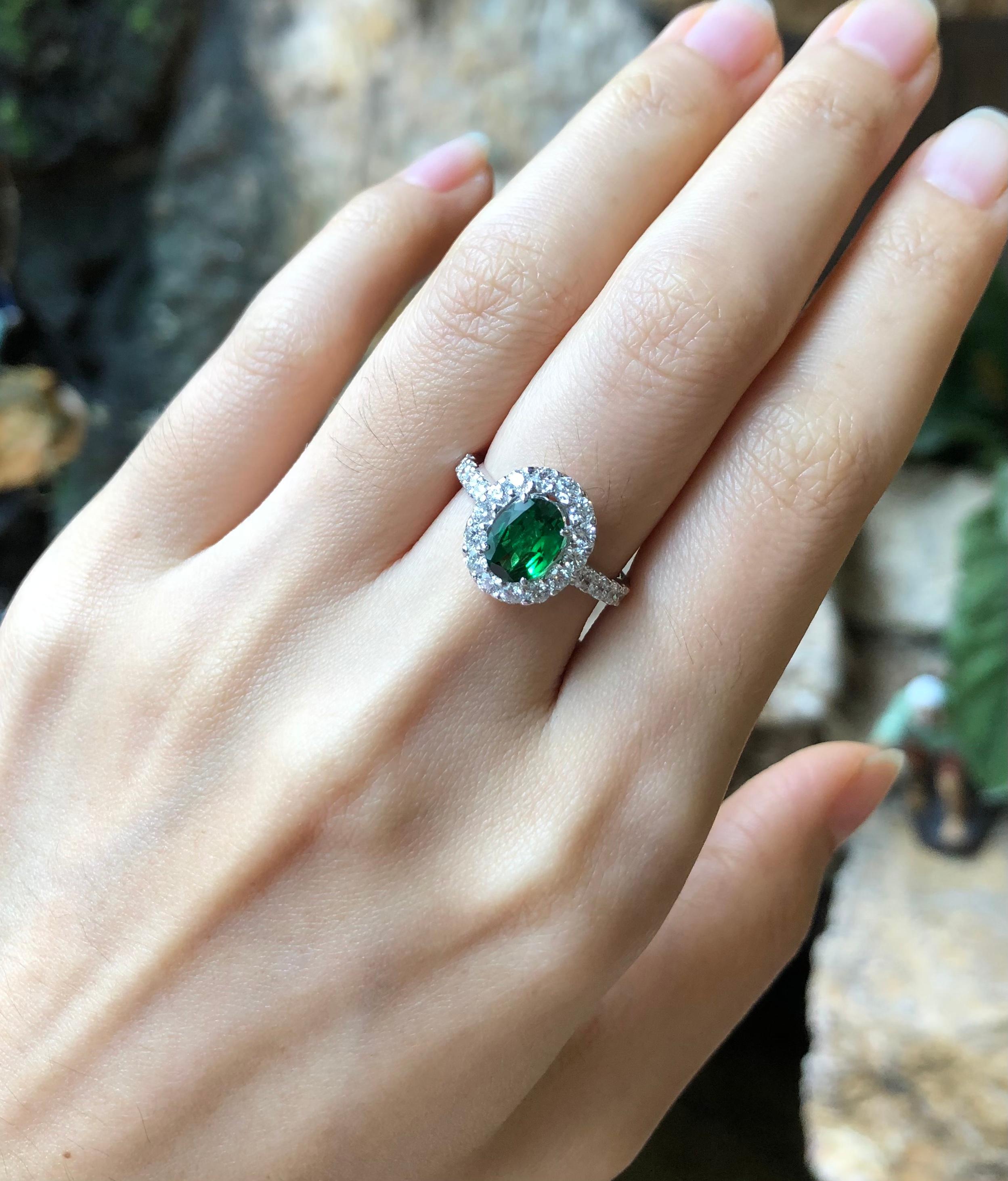 Tsavorit mit Diamantring aus 18 Karat Weißgold in Fassungen (Ovalschliff) im Angebot