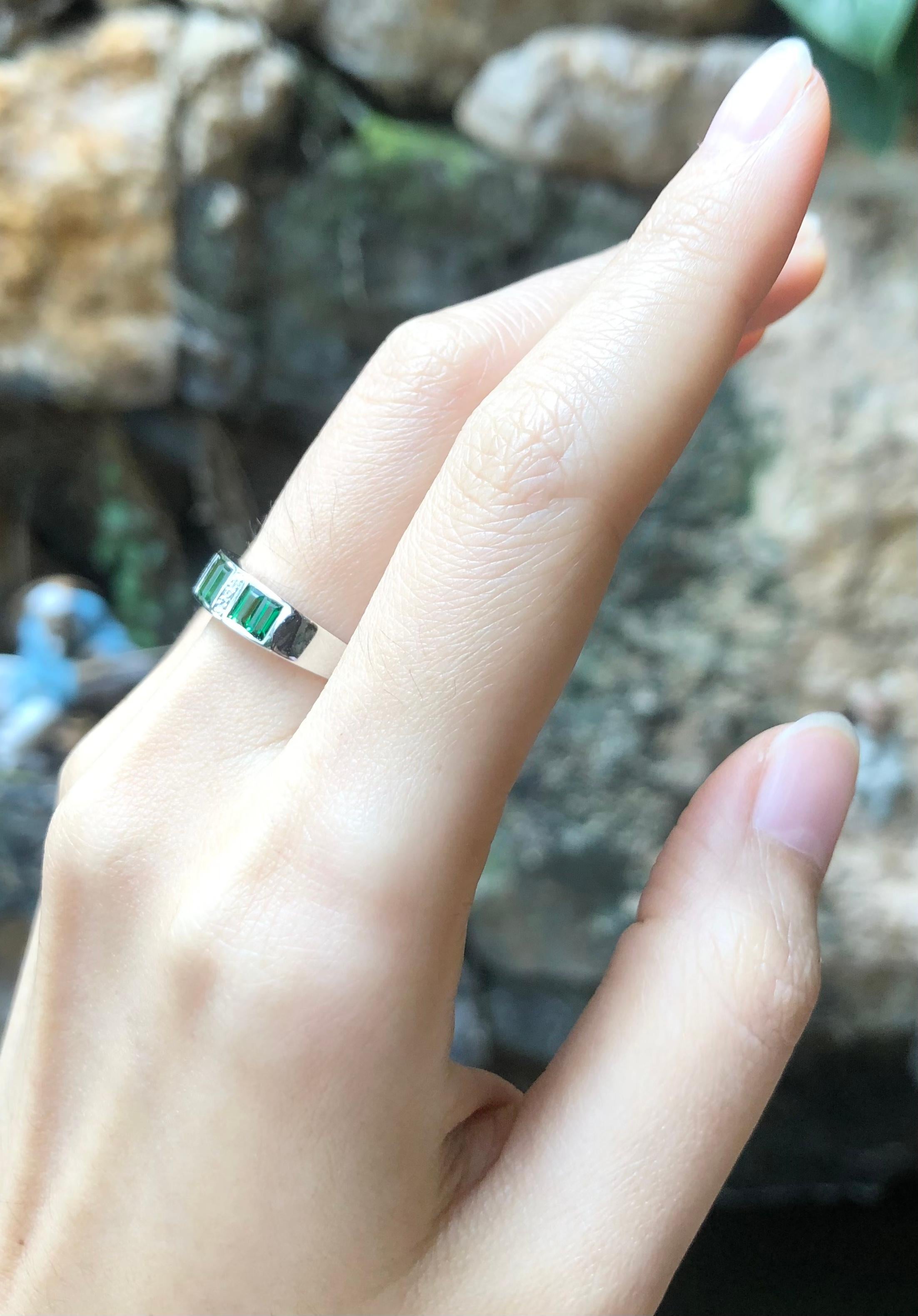 Contemporary Tsavorite with Diamond Ring set in 18 Karat White Gold Settings For Sale