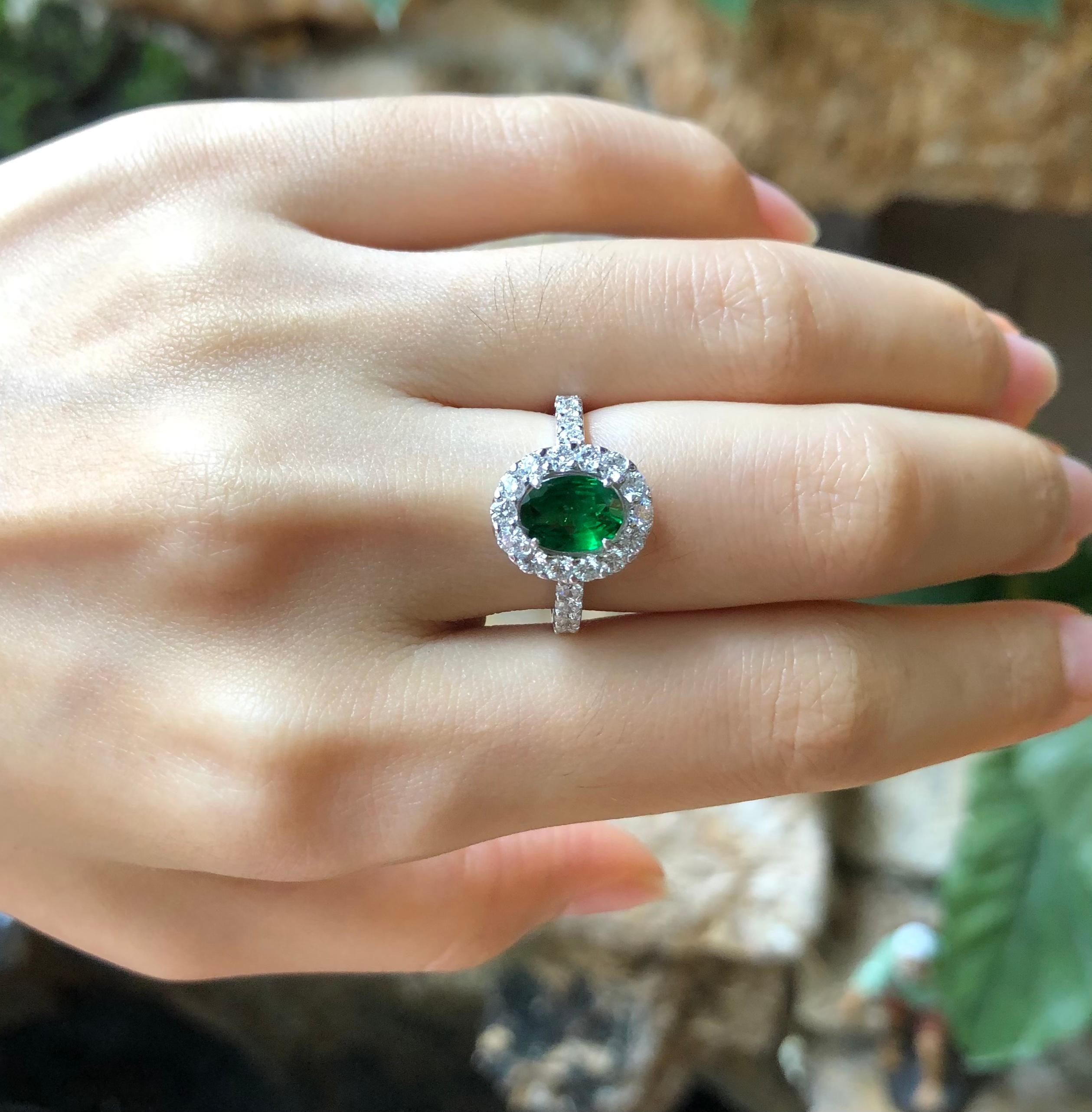 Tsavorit mit Diamantring aus 18 Karat Weißgold in Fassungen im Zustand „Neu“ im Angebot in Bangkok, TH