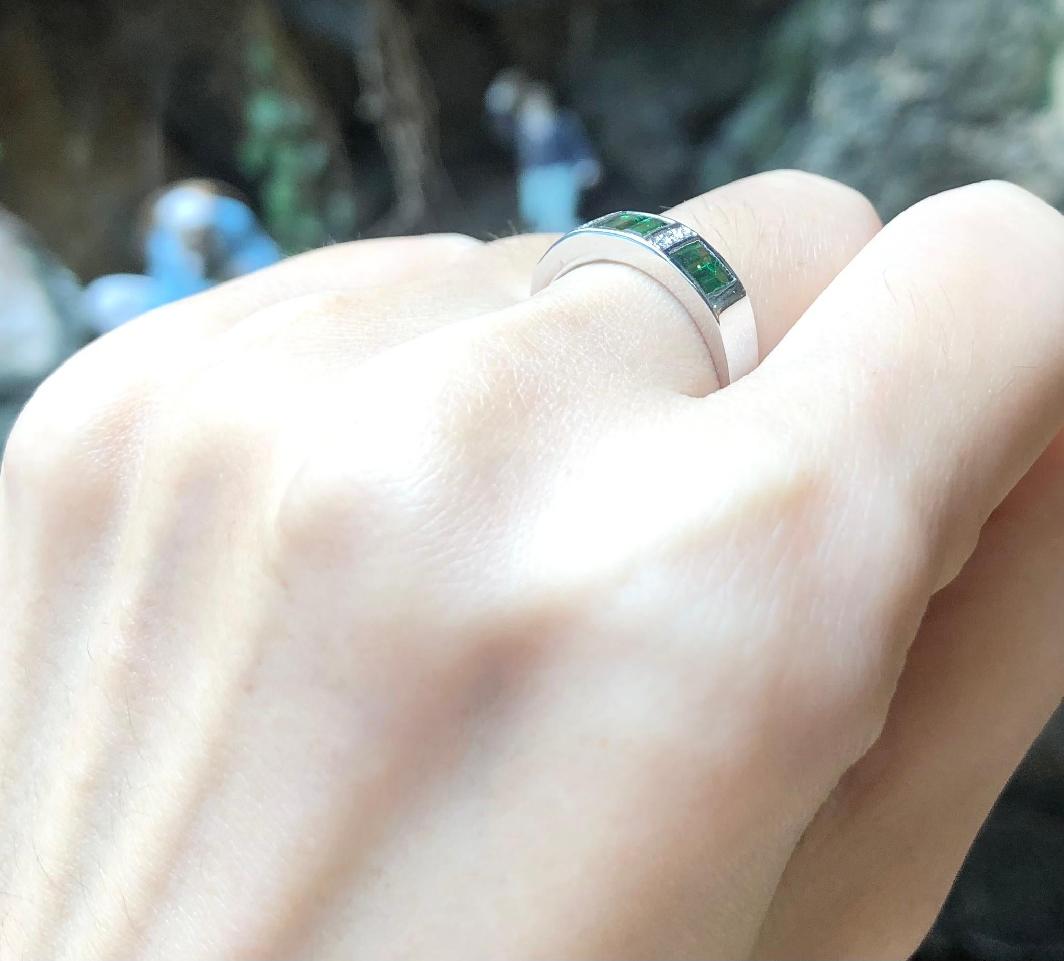 Tsavorite with Diamond Ring set in 18 Karat White Gold Settings In New Condition For Sale In Bangkok, TH