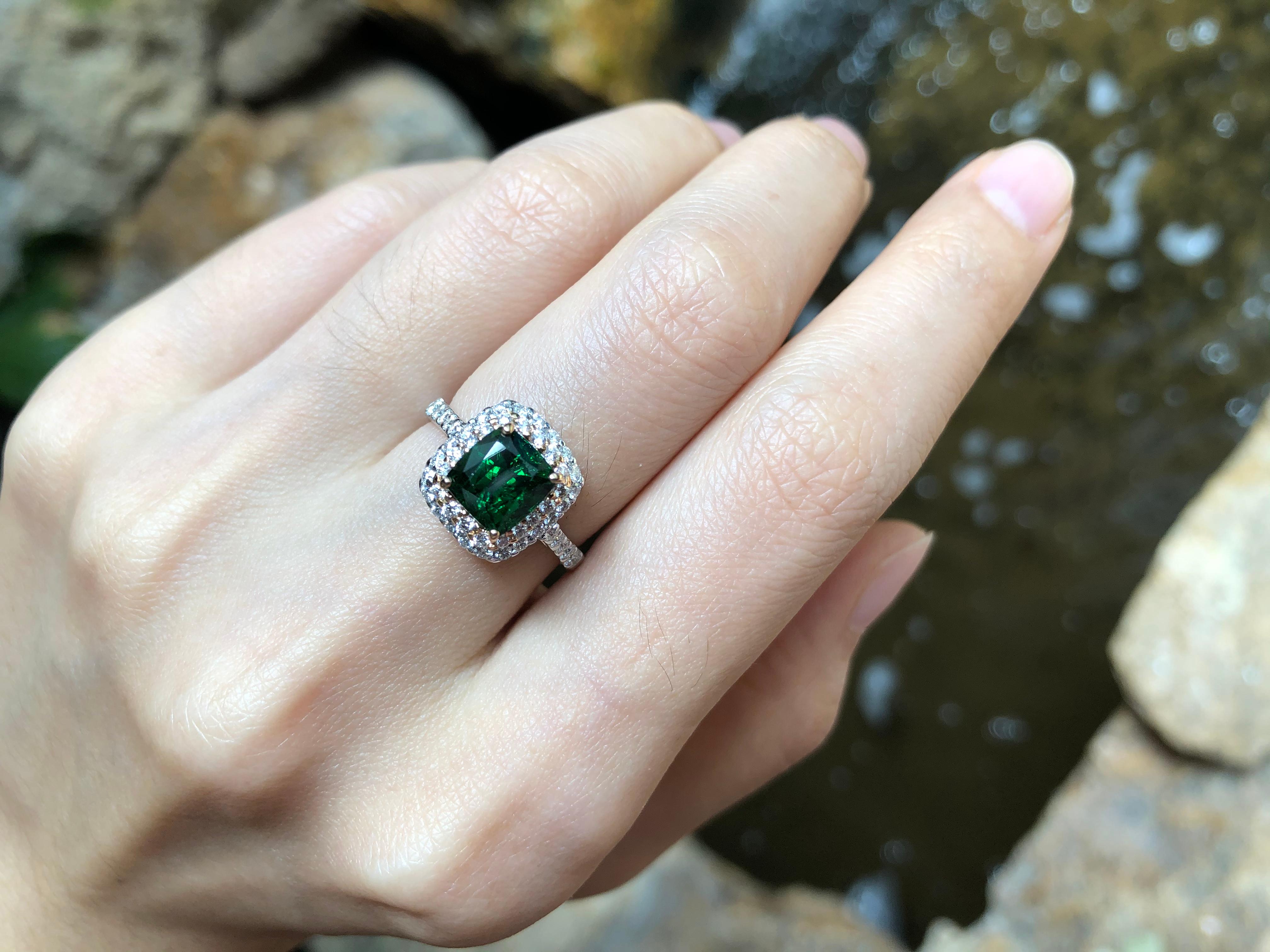 Tsavorit mit Diamantring in 18 Karat Weißgold gefasst im Angebot 1