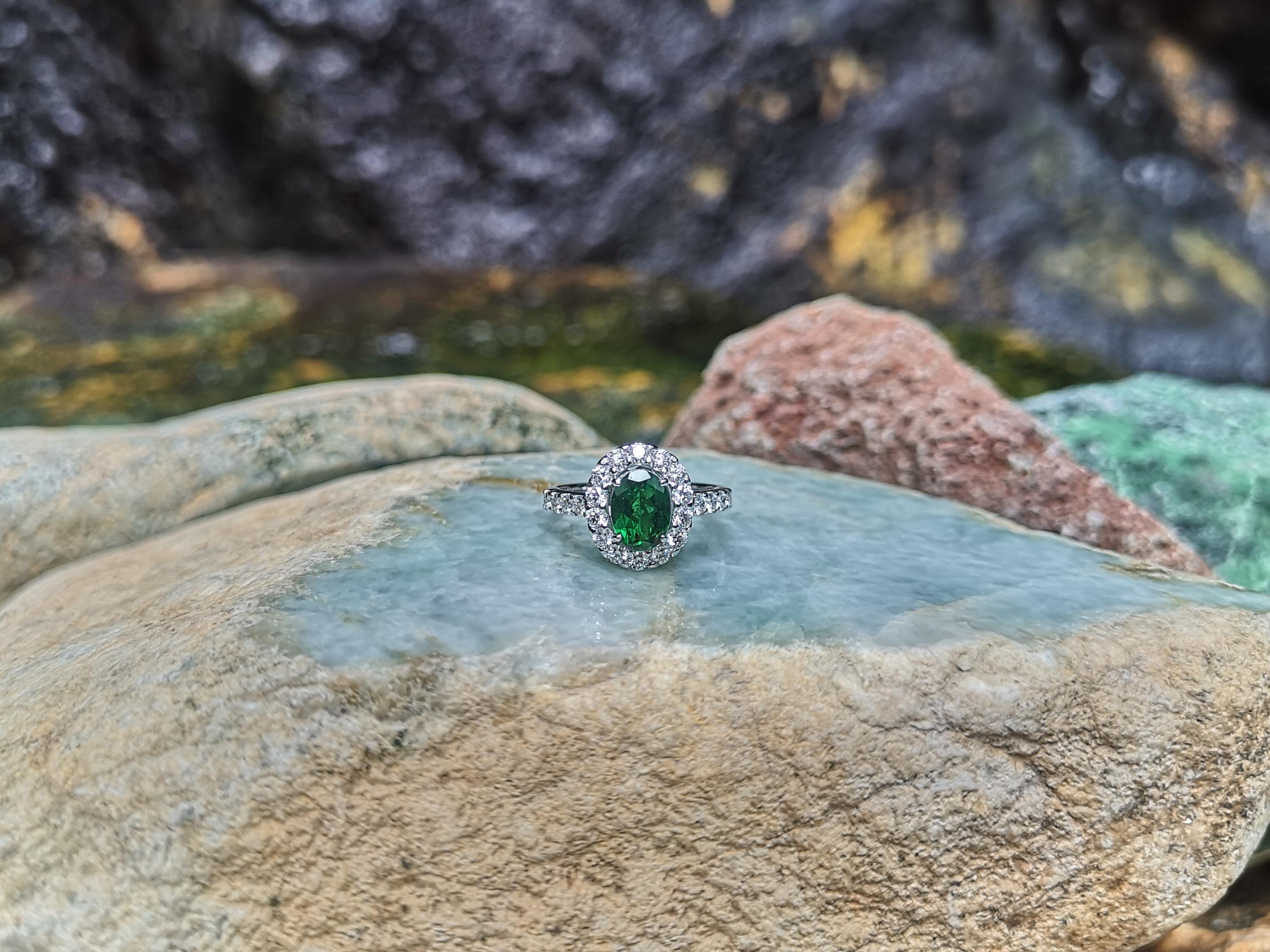 Tsavorit mit Diamantring aus 18 Karat Weißgold in Fassungen im Angebot 1