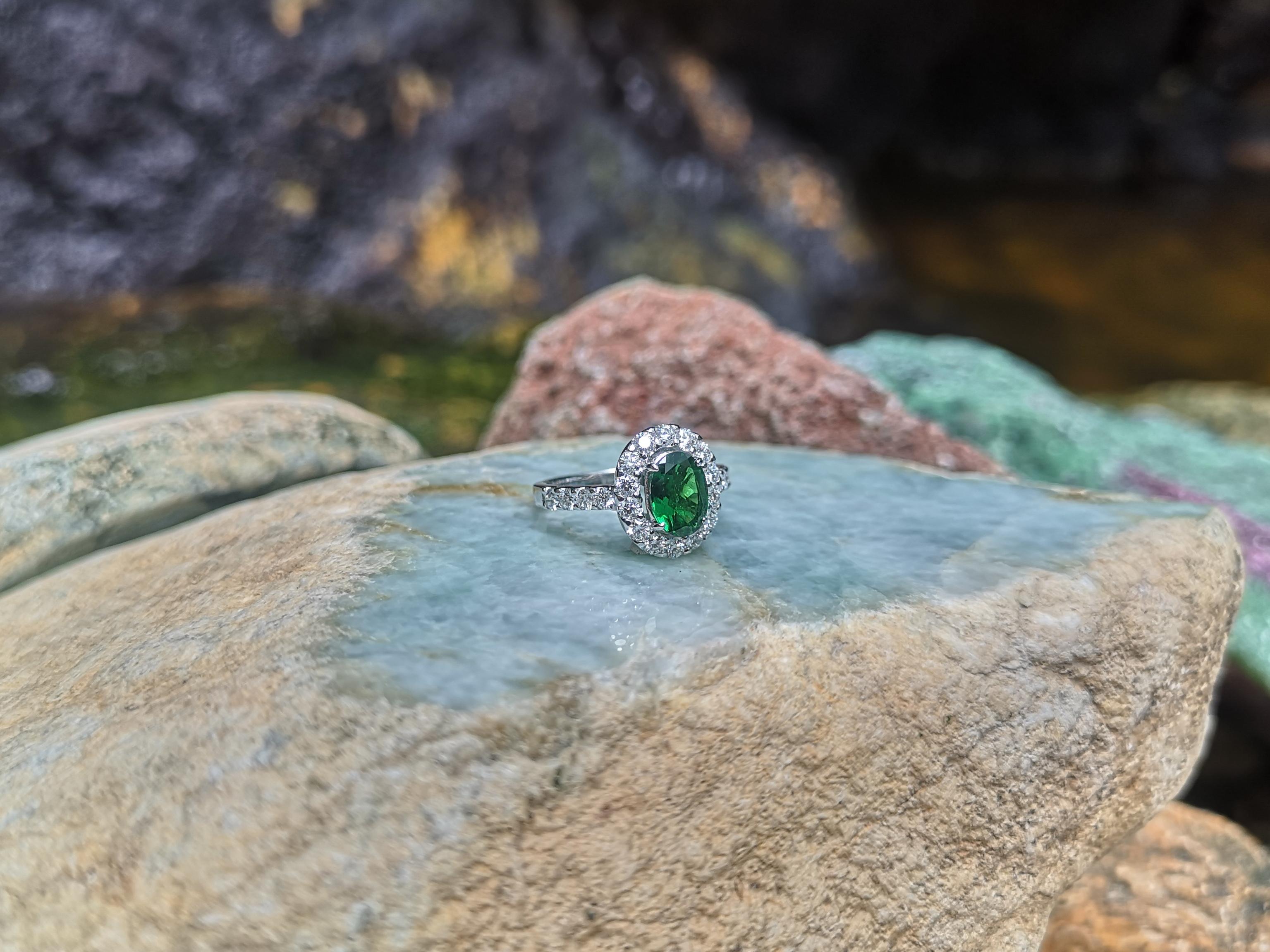 Tsavorit mit Diamantring aus 18 Karat Weißgold in Fassungen im Angebot 2