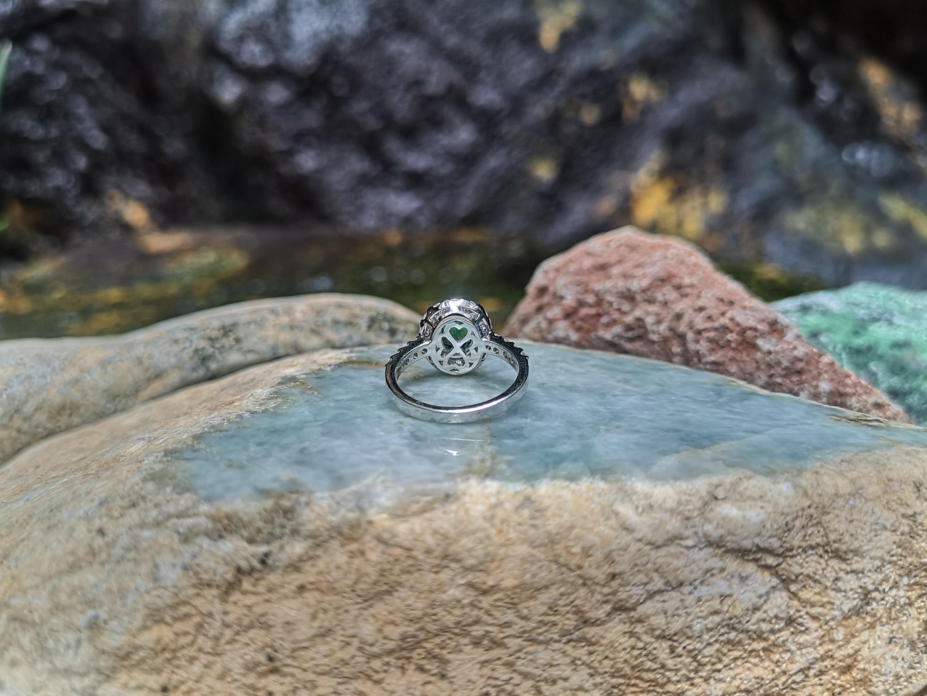Tsavorit mit Diamantring aus 18 Karat Weißgold in Fassungen im Angebot 3