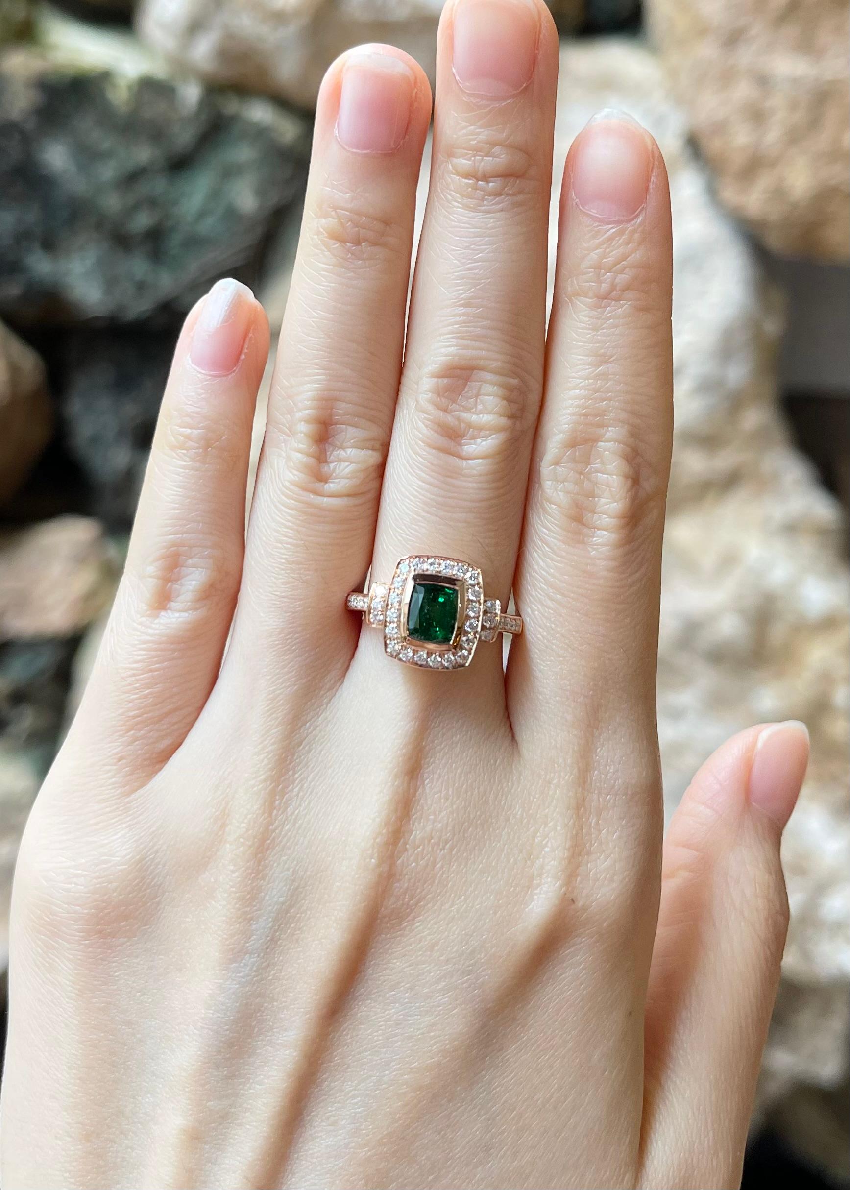 Anello con tsavorite da 1,61 carati e diamante da 0,41 carati con montatura in oro rosa 18 carati

Larghezza:  1.0 cm 
Lunghezza: 1.2 cm
Misura dell'anello: 53
Peso totale: 6,25 grammi

