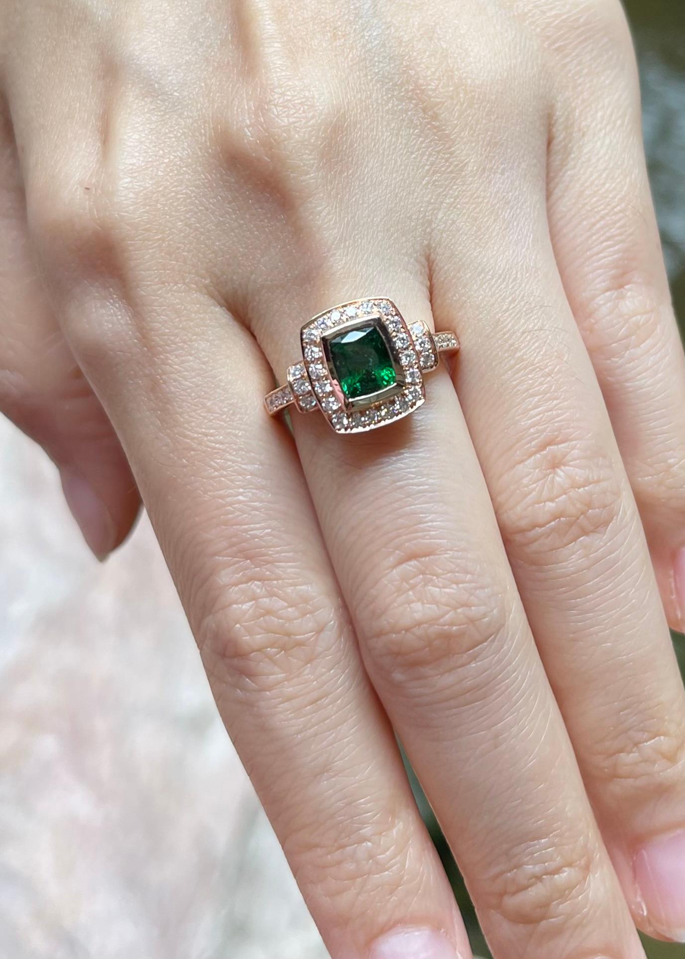 Taglio cuscino Anello con tsavorite e diamanti incastonati in oro rosa 18 carati in vendita