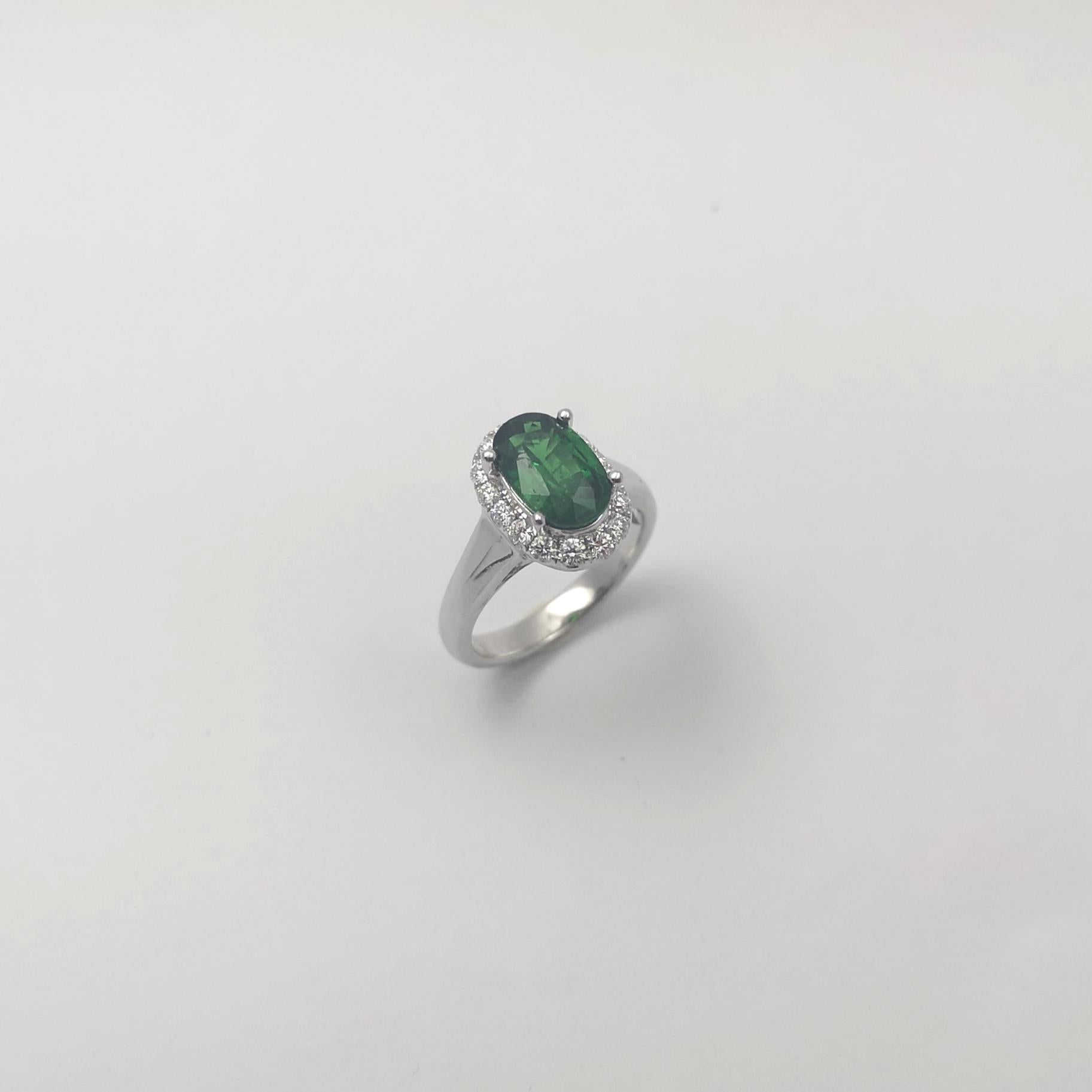 Anello con tsavorite e diamanti incastonati in oro bianco 18 carati in vendita 4