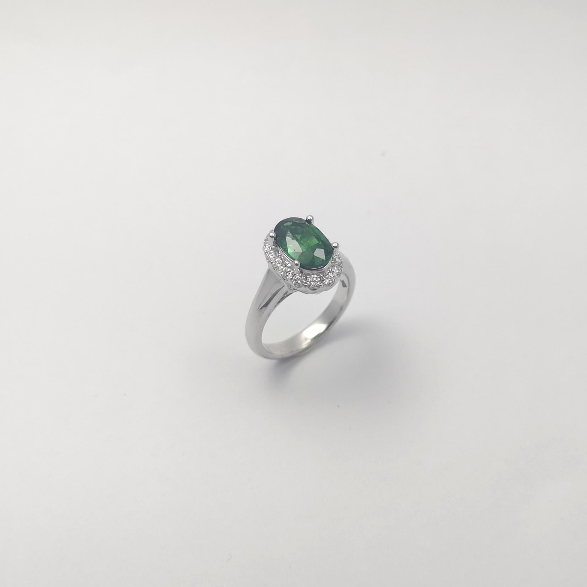 Anello con tsavorite e diamanti incastonati in oro bianco 18 carati in vendita 7