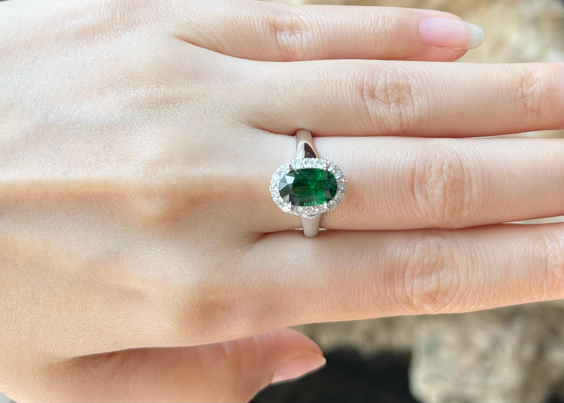 Contemporaneo Anello con tsavorite e diamanti incastonati in oro bianco 18 carati in vendita