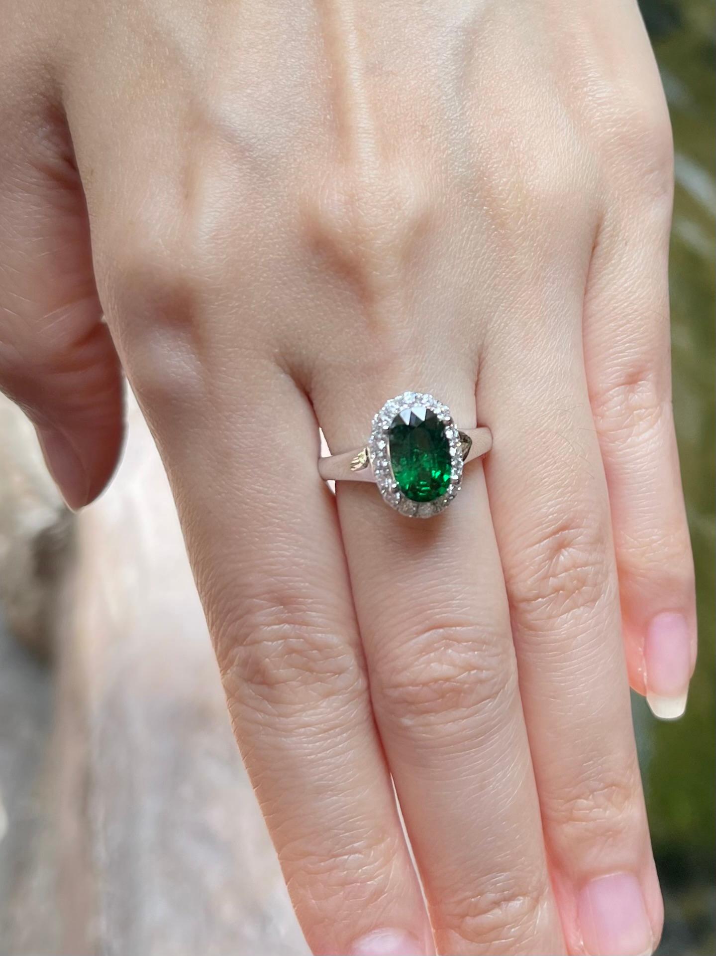 Taglio ovale Anello con tsavorite e diamanti incastonati in oro bianco 18 carati in vendita