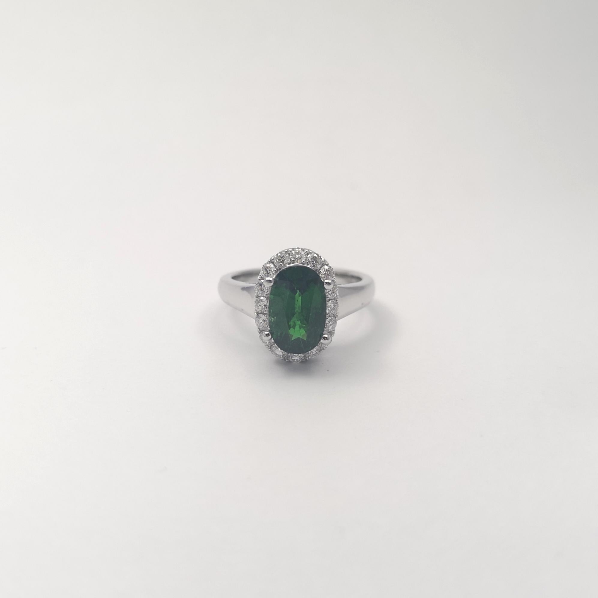 Anello con tsavorite e diamanti incastonati in oro bianco 18 carati in vendita 1