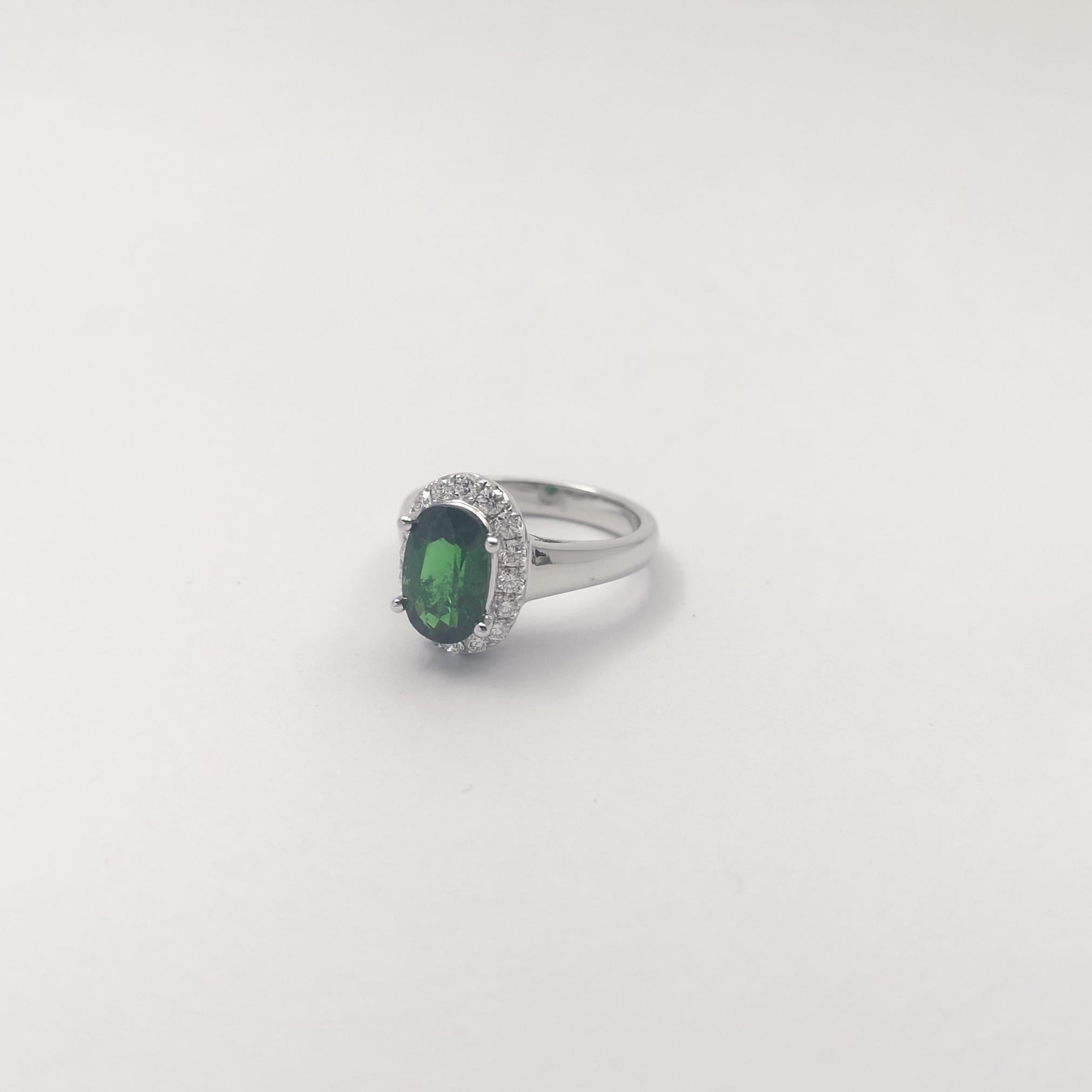 Anello con tsavorite e diamanti incastonati in oro bianco 18 carati in vendita 2