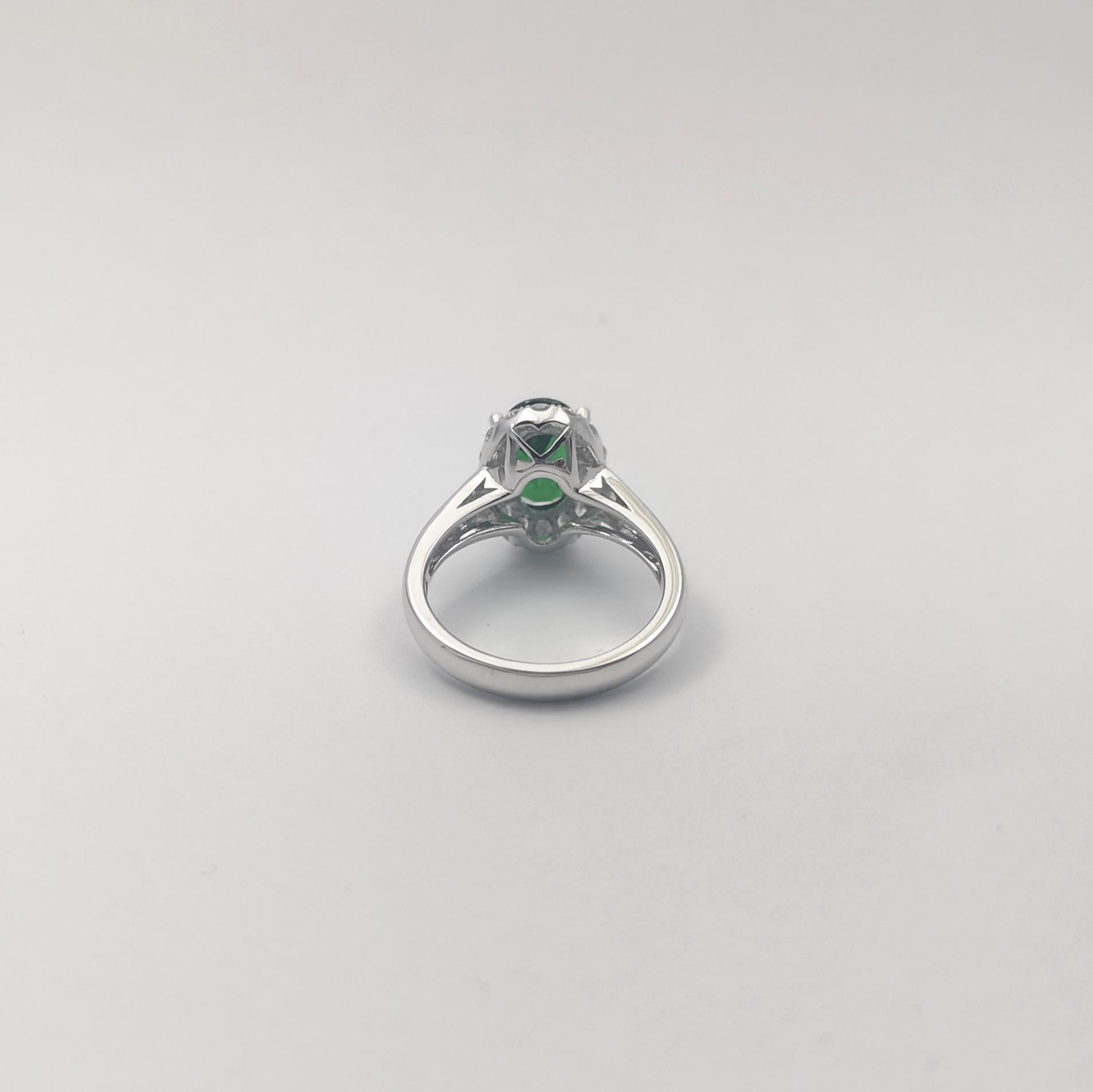 Anello con tsavorite e diamanti incastonati in oro bianco 18 carati in vendita 3