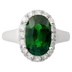 Anello con tsavorite e diamanti incastonati in oro bianco 18 carati