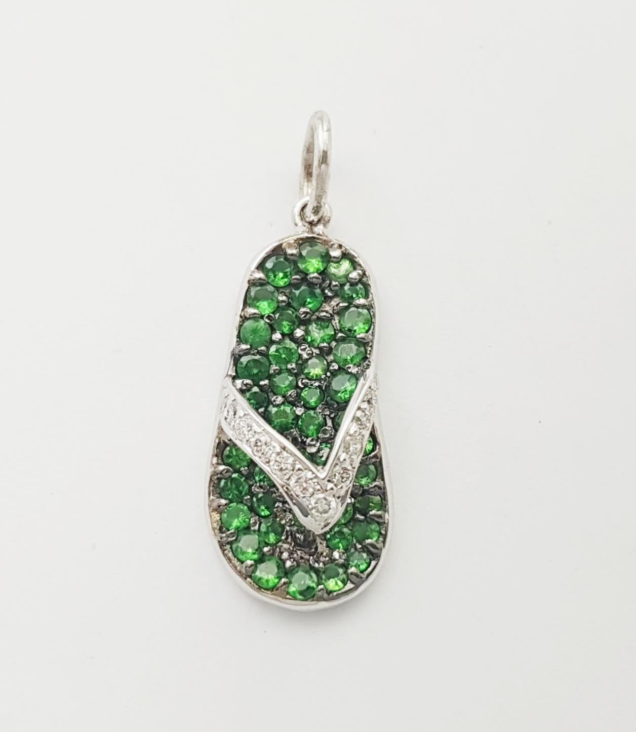 Tsavorite 0.65 carat avec diamant 0.09 carat Pendentif en or blanc 18K
(chaîne non incluse)

Largeur : 1.0 cm 
Longueur : 2,6 cm
Poids total : 1,97 grammes

