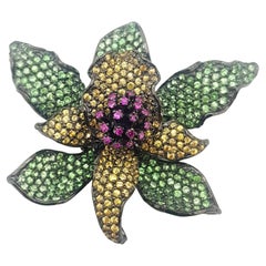 Pendentif/Broche en tsavorite, saphir jaune et rubis, serti dans des montures en argent