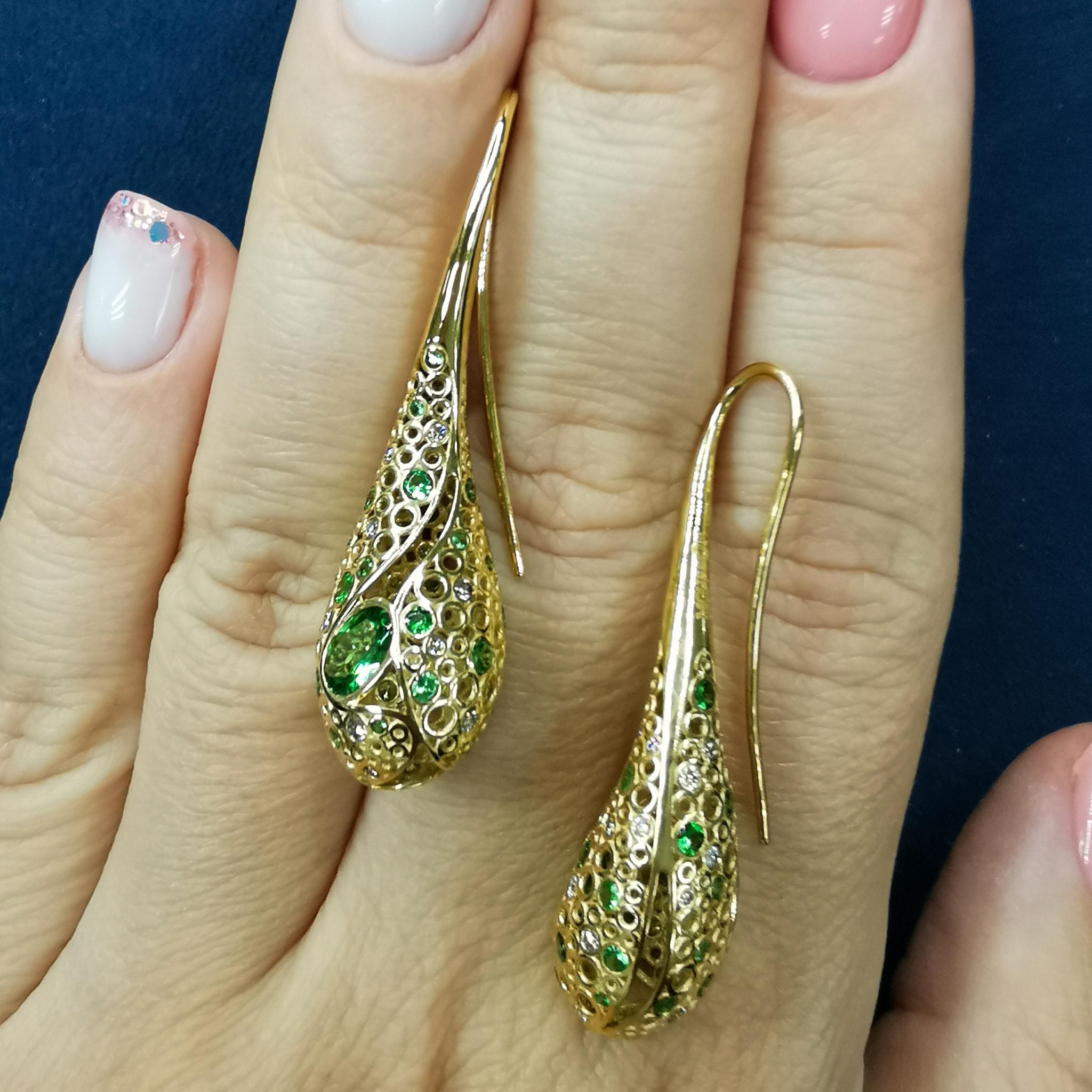 Tsavorites 0.89 Carat Champagne Diamonds 18 Karat Yellow Gold Bubble Earrings In New Condition For Sale In Bangkok, TH
