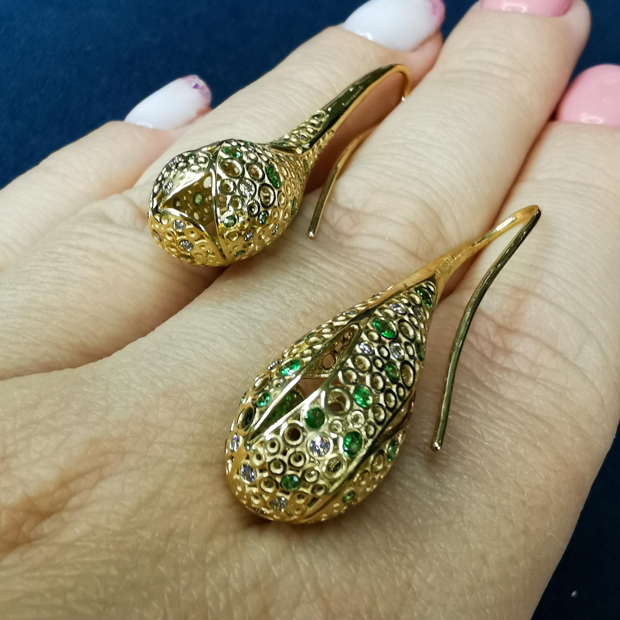 Women's Tsavorites 0.89 Carat Champagne Diamonds 18 Karat Yellow Gold Bubble Earrings For Sale